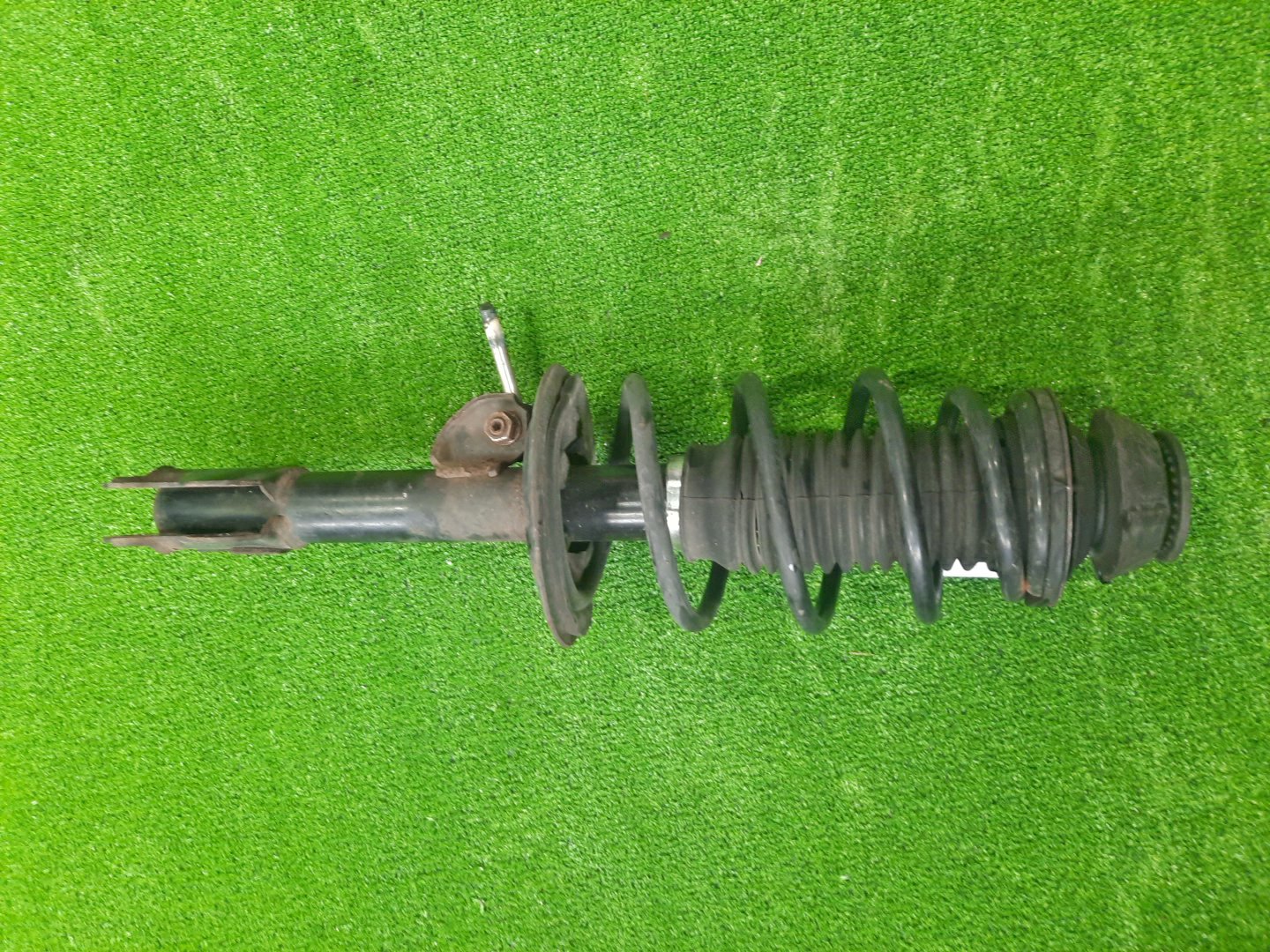 Стойка левая передняя  TOYOTA IST, VITZ, PORTE, SPADE, AQUA NCP110, ZSP110, KSP130, NSP130, NSP135, NCP131, NCP141, NSP140, NSP141, NHP10 1NZ-FE, 2ZR-FE, 1KR-FE, 1NR-FE, 2NR-FKE, 1NZ-FXE 1 ракурс