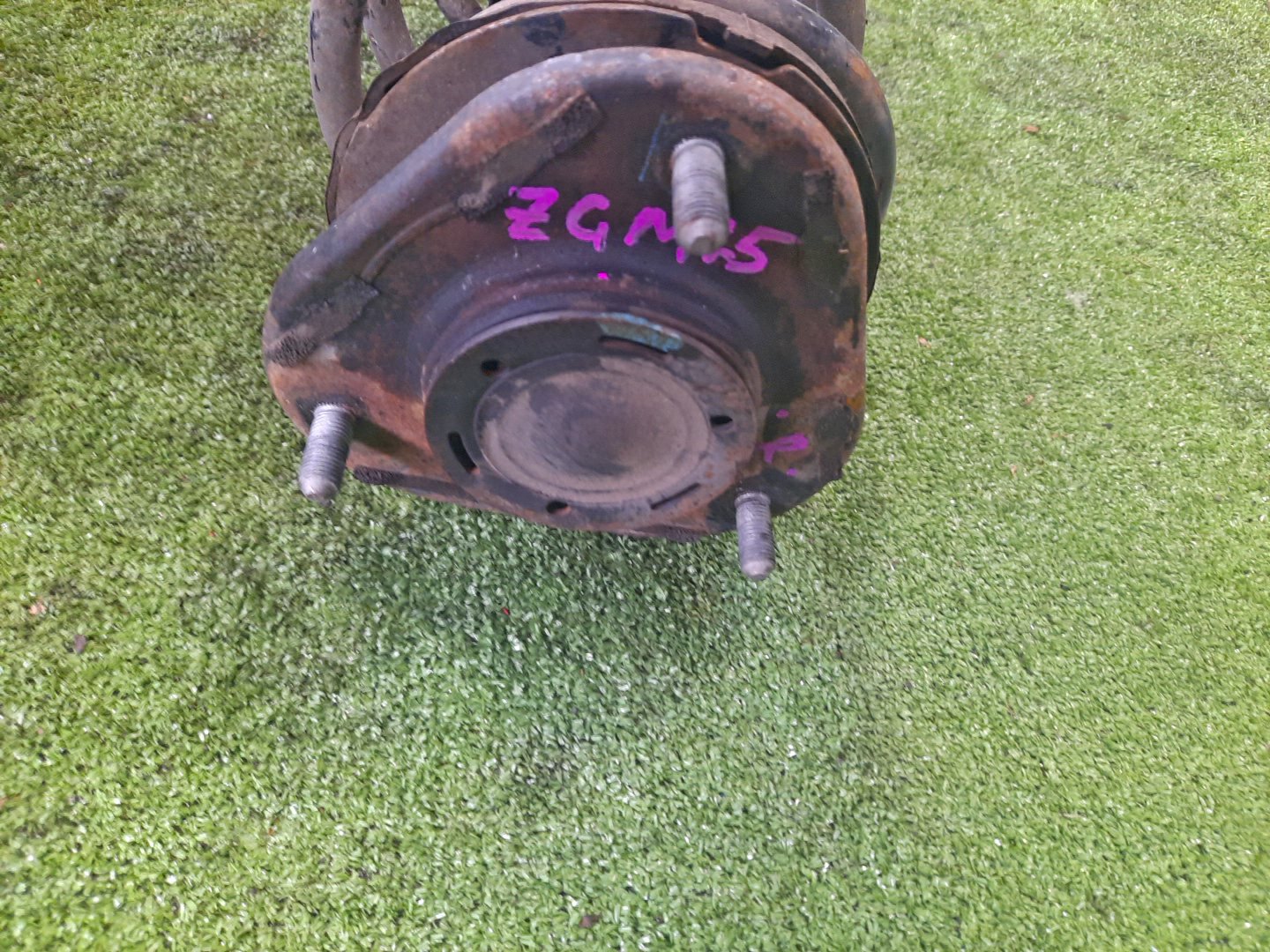 Стойка правая передняя TOYOTA ISIS ZNM10, ZNM10W, ANM10, ANM10W, ANM15, ANM15W, ZGM10, ZGM10W, ZGM11, ZGM11W, ZGM15, ZGM15W, ANM10G, ZGM10G, ANM15G, ZNM10G, ZGM11G, ZGM15G 1ZZ-FE, 1AZ-FSE, 2ZR-FAE, 3ZR-FAE 2 ракурс