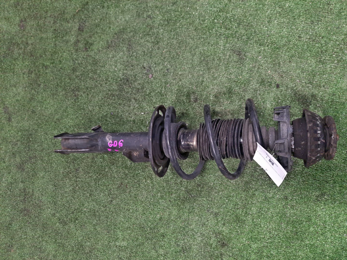 Стойка правая передняя HONDA FIT ARIA GD6, GD8 L13A, L15A 1 ракурс