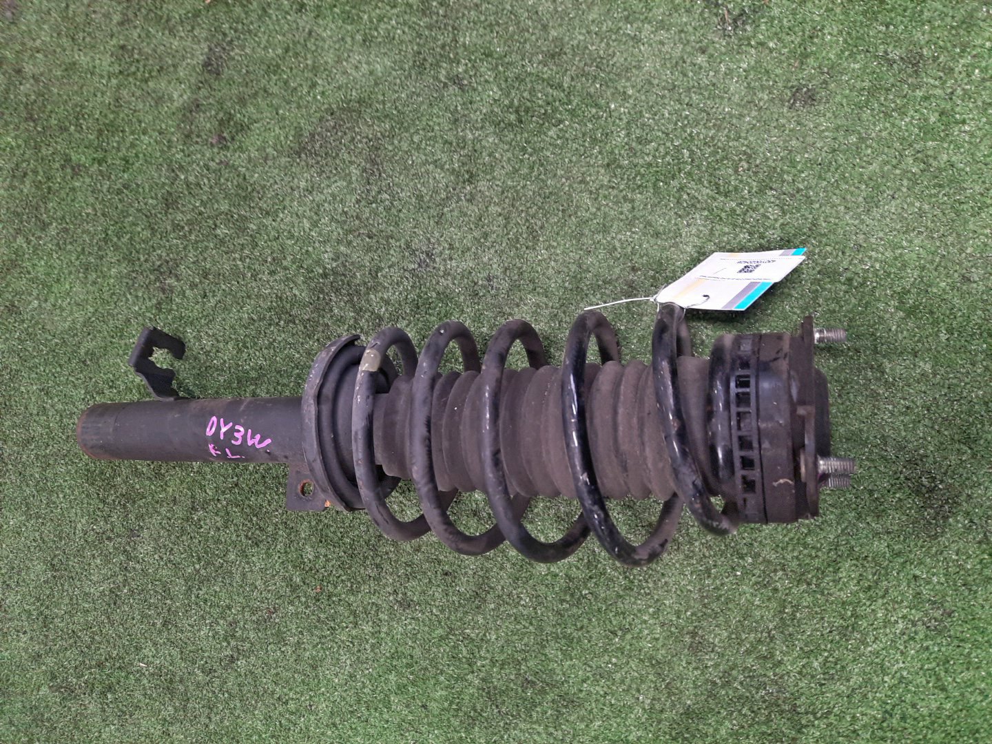 Стойка левая передняя MAZDA DEMIO, VERISA DY3W, DY5W, DY3R, DY5R, DC5R, DC5W ZJ-VE, ZY-VE 1 ракурс