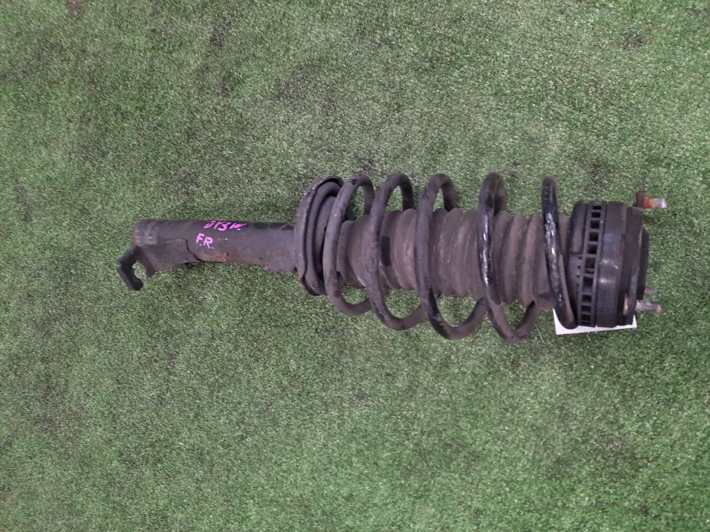 Стойка правая передняя MAZDA DEMIO, VERISA DY3W, DY5W, DY3R, DY5R, DC5R, DC5W ZJ-VE, ZY-VE 1 ракурс
