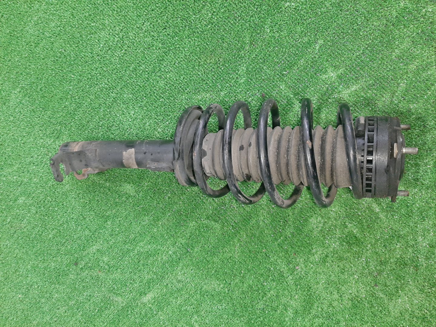 Стойка правая передняя MAZDA DEMIO, VERISA DY3W, DY5W, DY3R, DY5R, DC5R, DC5W ZJ-VE, ZY-VE 1 ракурс