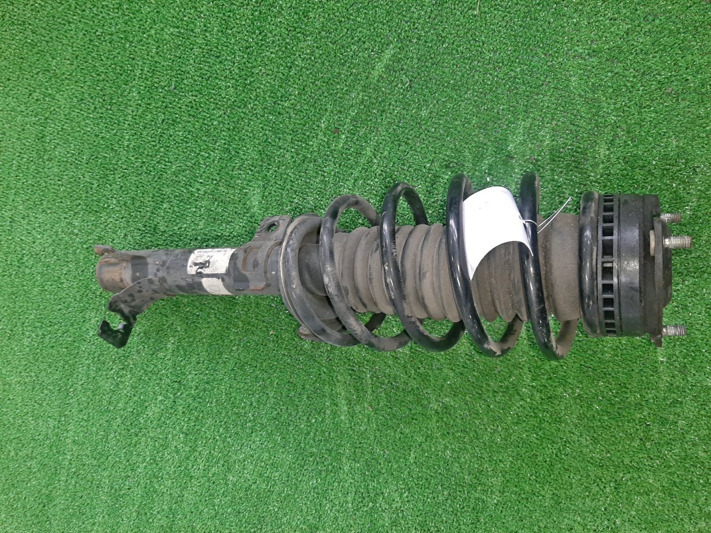 Стойка левая передняя MAZDA DEMIO, VERISA DY3W, DY5W, DY3R, DY5R, DC5R, DC5W ZJ-VE, ZY-VE 1 ракурс