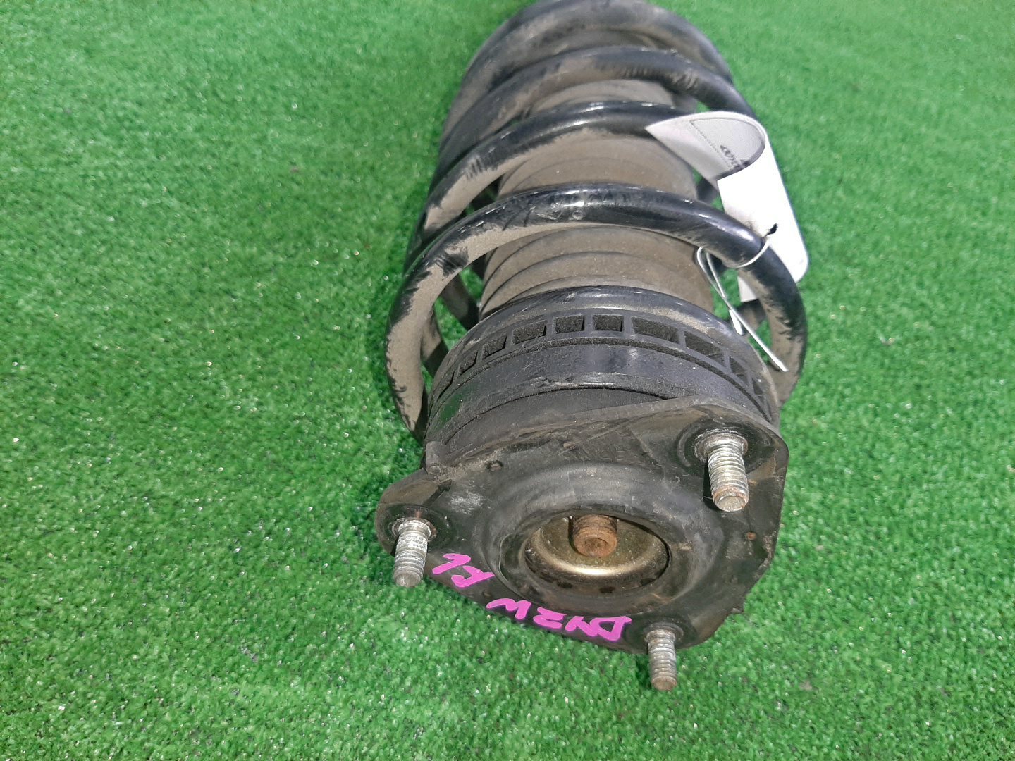 Стойка левая передняя MAZDA DEMIO, VERISA DY3W, DY5W, DY3R, DY5R, DC5R, DC5W ZJ-VE, ZY-VE 2 ракурс