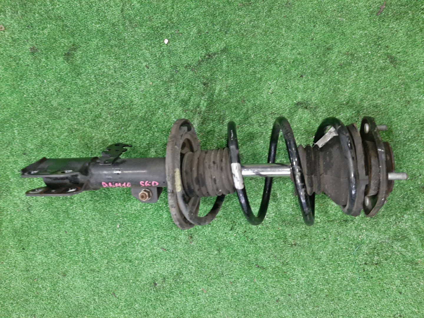 Стойка левая передняя TOYOTA ISIS ZNM10, ZNM10W, ANM10, ANM10W, ZGM10, ZGM10W, ZGM11, ZGM11W, ZGM15, ZGM15W, ANM10G, ZGM10G, ANM15G, ZNM10G, ZGM11G, ZGM15G 1ZZ-FE, 1AZ-FSE, 2ZR-FAE, 3ZR-FAE 1 ракурс