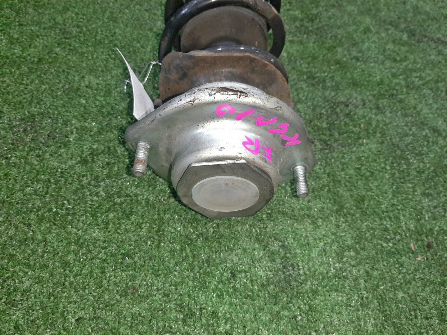 Стойка правая передняя TOYOTA PASSO, BB, BOON, COO KGC15, KGC10, KGC30, NGC30, KGC35, QNC10, QNC20, QNC21, QNC25, M301S, M600S, M601S, M610S, M310S, M300S, M401S, M402S, M411S 1KR-FE, 1NR-FE, K3-VE, 3SZ-VE 2 ракурс