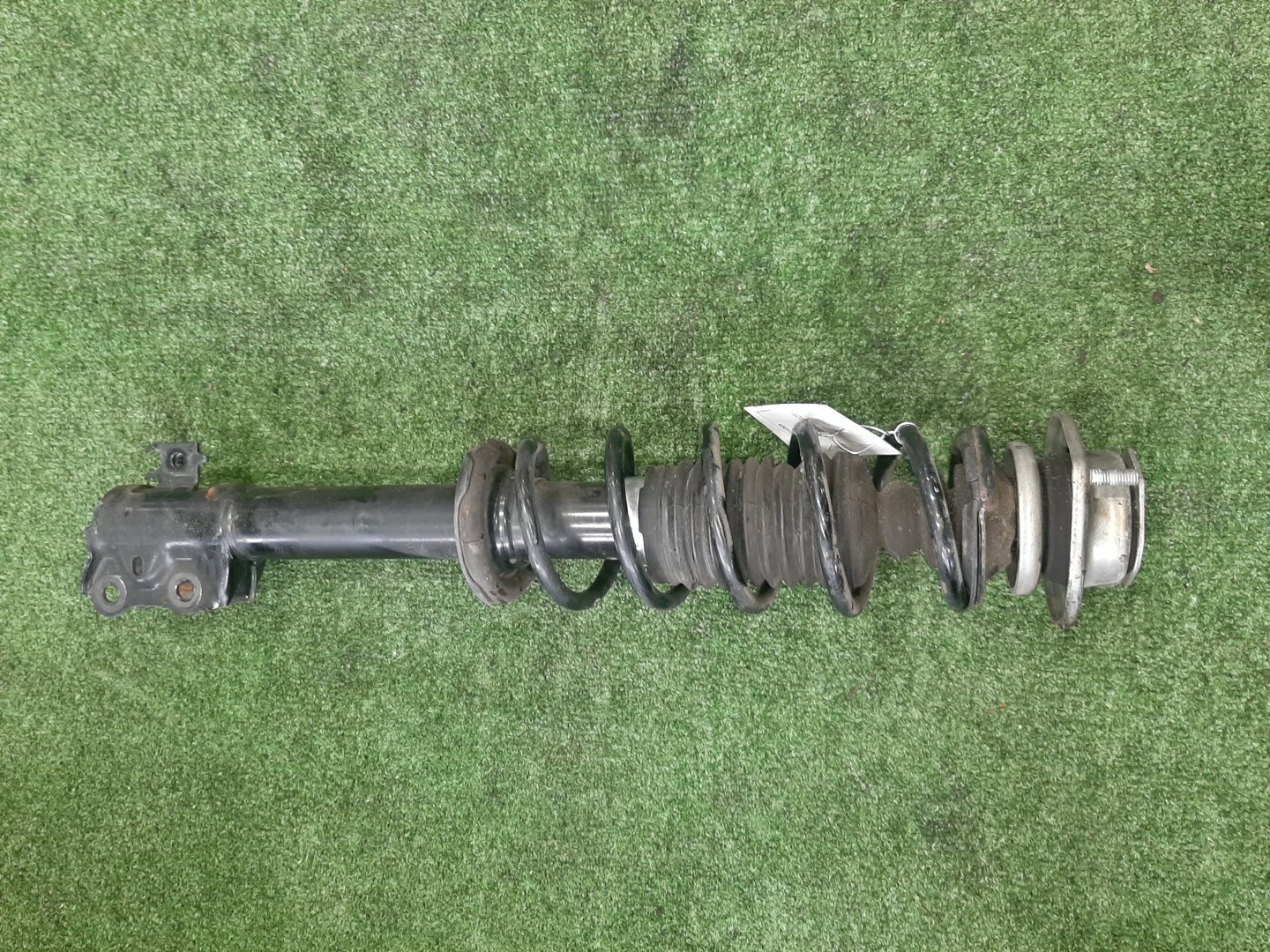 Стойка левая передняя TOYOTA PASSO, BB, BOON, COO KGC15, KGC10, KGC30, NGC30, KGC35, QNC10, QNC20, QNC21, QNC25, M301S, M600S, M601S, M610S, M310S, M300S, M401S, M402S, M411S 1KR-FE, 1NR-FE, K3-VE, 3SZ-VE 1 ракурс
