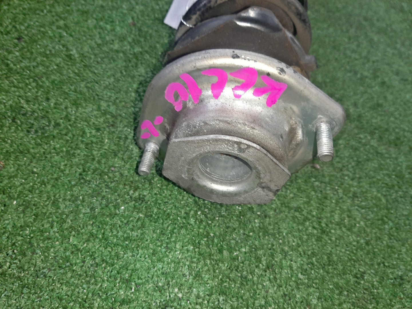 Стойка левая передняя TOYOTA PASSO, BB, BOON, COO KGC15, KGC10, KGC30, NGC30, KGC35, QNC10, QNC20, QNC21, QNC25, M301S, M600S, M601S, M610S, M310S, M300S, M401S, M402S, M411S 1KR-FE, 1NR-FE, K3-VE, 3SZ-VE 2 ракурс