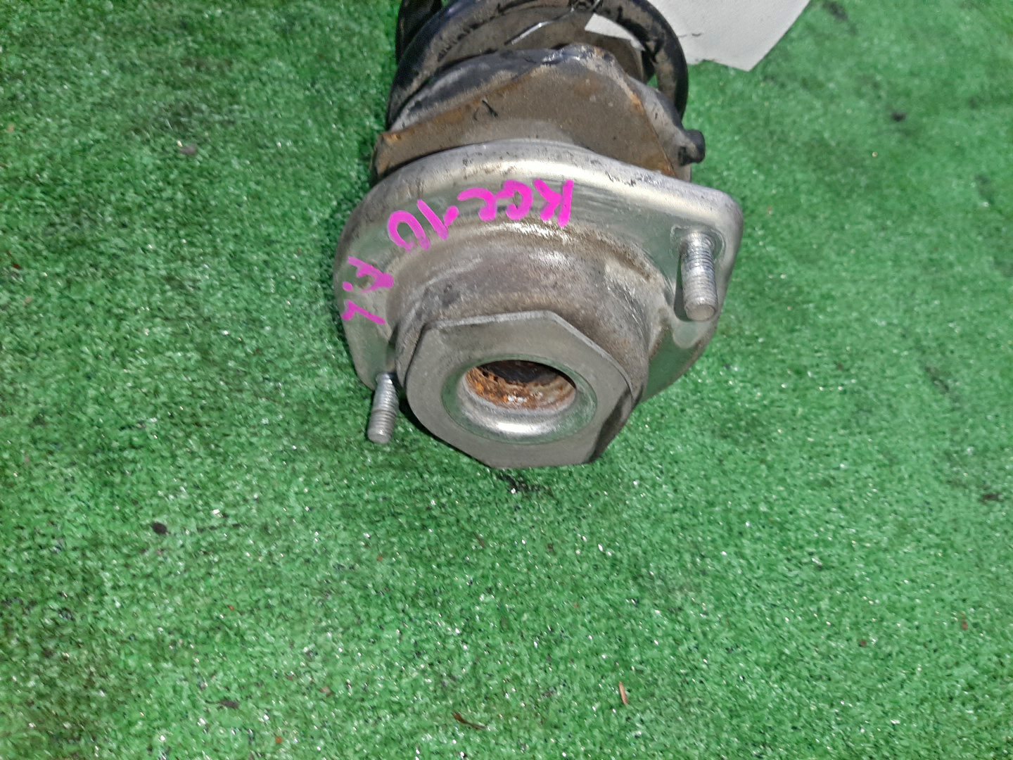 Стойка левая передняя TOYOTA PASSO, BB, BOON, COO KGC15, KGC10, KGC30, NGC30, KGC35, QNC10, QNC20, QNC21, QNC25, M301S, M600S, M601S, M610S, M310S, M300S, M401S, M402S, M411S 1KR-FE, 1NR-FE, K3-VE, 3SZ-VE 2 ракурс