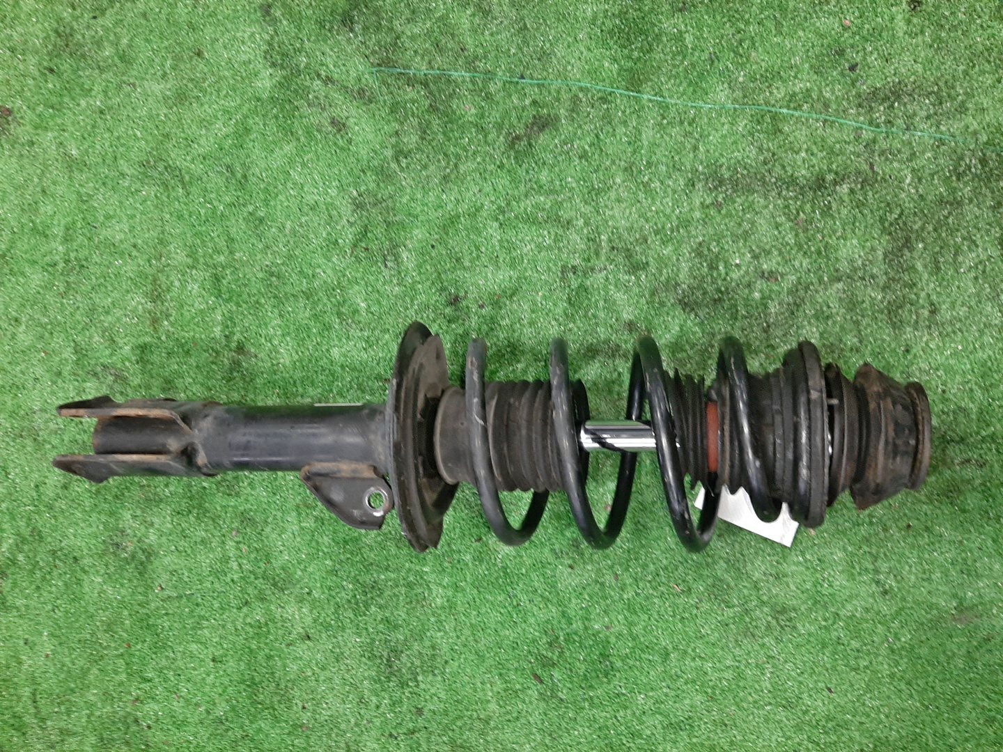 Стойка правая передняя TOYOTA IST, VITZ, PORTE, SPADE, AQUA NCP110, ZSP110, KSP130, NSP130, NSP135, NCP131, NCP141, NSP140, NSP141, NHP10 1NZ-FE, 2ZR-FE, 1KR-FE, 1NR-FE, 2NR-FKE, 1NZ-FXE 1 ракурс