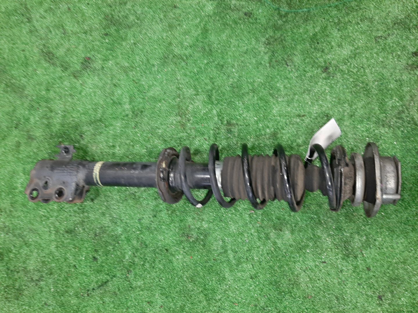 Стойка правая передняя TOYOTA PASSO, BB, BOON, COO KGC15, KGC10, KGC30, NGC30, KGC35, QNC10, QNC20, QNC21, QNC25, M301S, M600S, M601S, M610S, M310S, M300S, M401S, M402S, M411S 1KR-FE, 1NR-FE, K3-VE, 3SZ-VE 1 ракурс