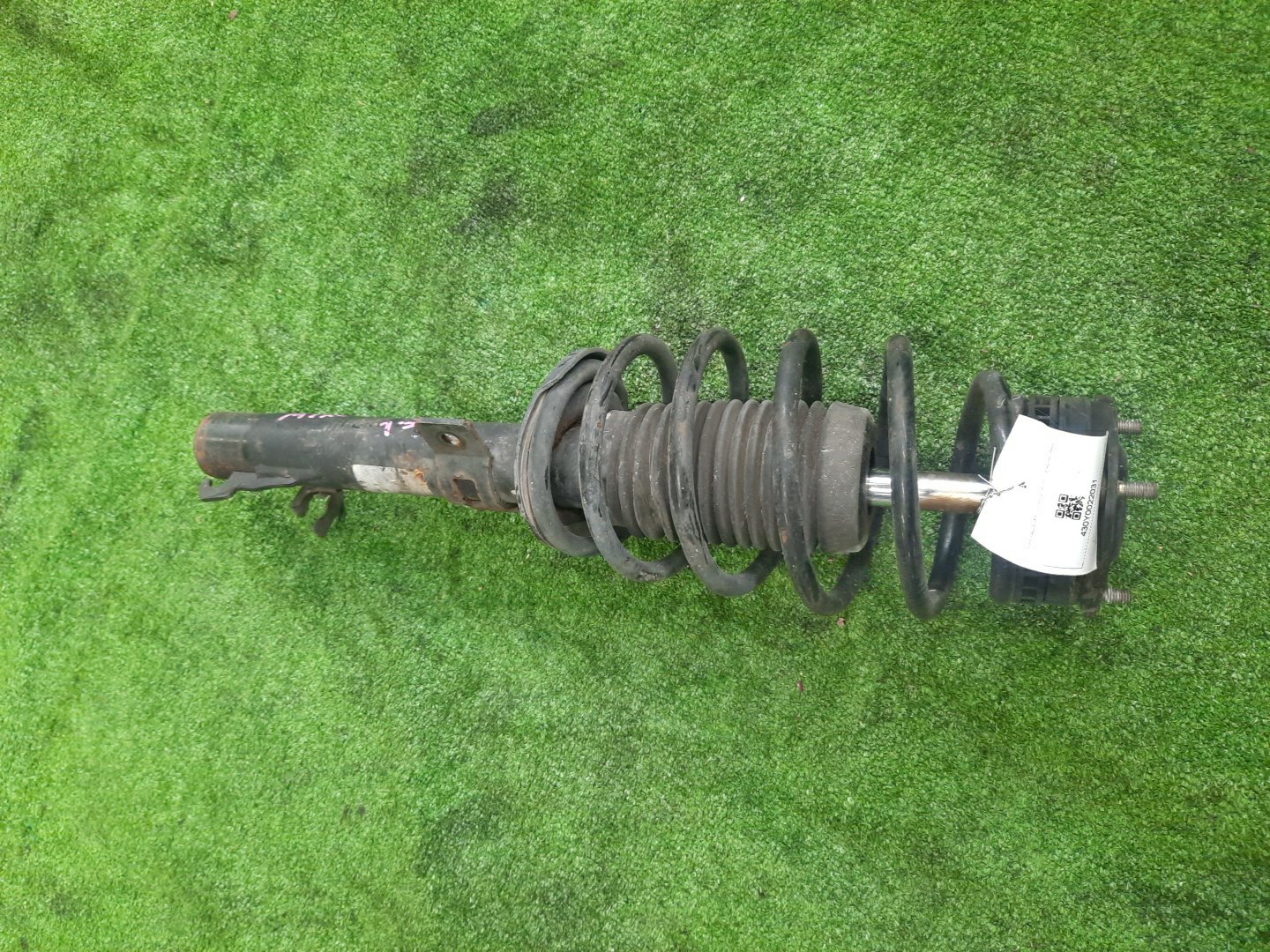 Стойка левая передняя MAZDA DEMIO, VERISA DY3W, DY5W, DY3R, DY5R, DC5R, DC5W ZJ-VE, ZY-VE 1 ракурс