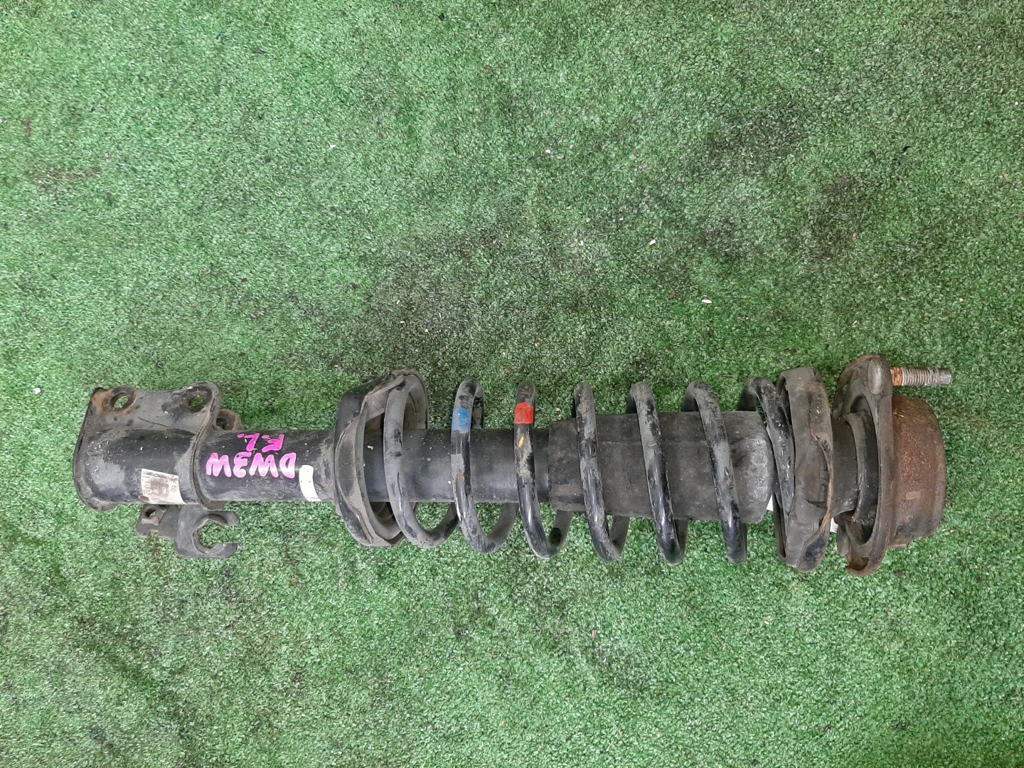 Стойка левая передняя MAZDA DEMIO DW3W, DW5W B3E, B3ME, B3, B5E, B5ME, B5 1 ракурс