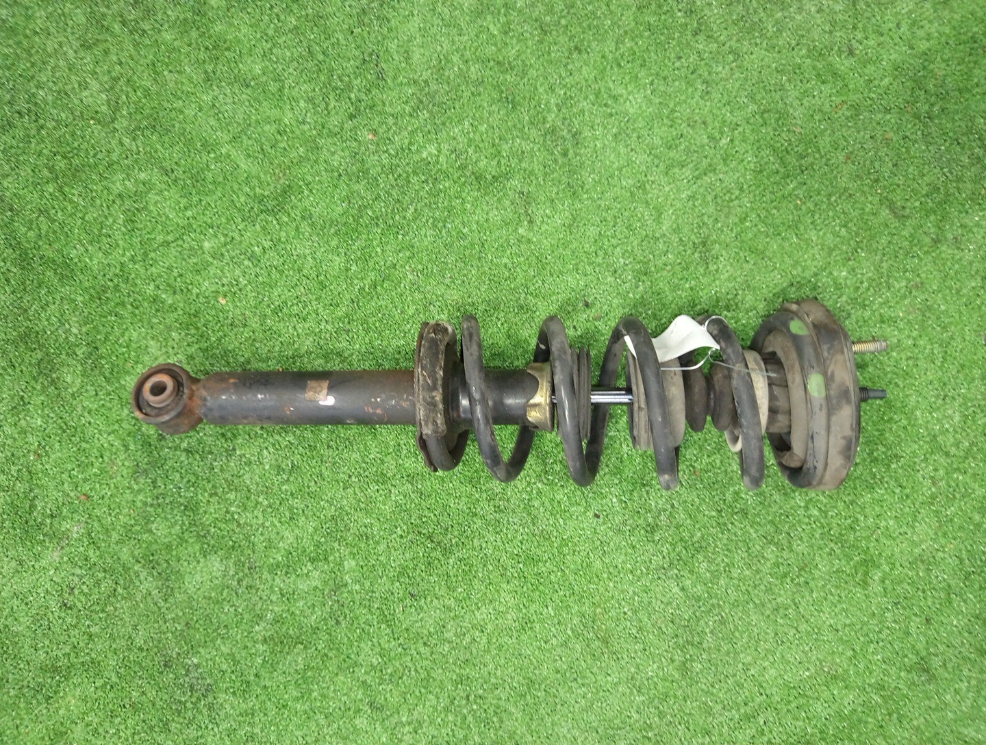 Стойка правая задняя NISSAN BLUEBIRD, PRIMERA QU14, HU14, EU14, P11, WP11, QP11, HP11, WQP11, WHP11 QG18DE, QG18DD, SR20DE, SR20VE, SR18DE 1 ракурс