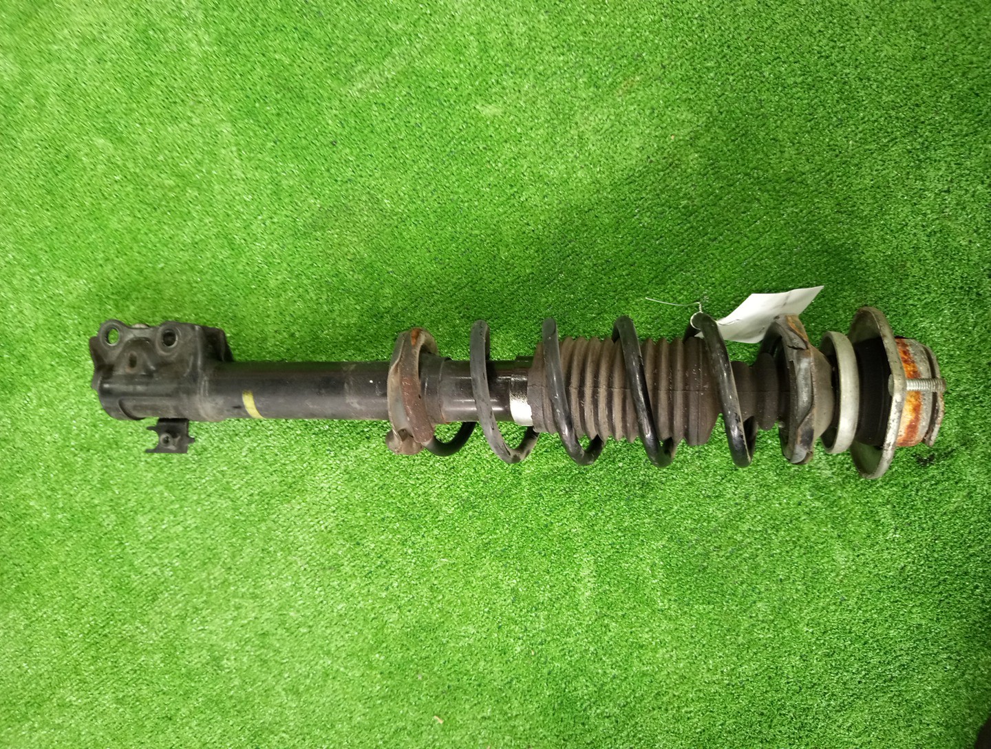 Стойка левая передняя TOYOTA PASSO, BB, BOON, COO KGC15, KGC10, KGC30, NGC30, KGC35, QNC10, QNC20, QNC21, QNC25, M301S, M600S, M601S, M610S, M310S, M300S, M401S, M402S, M411S 1KR-FE, 1NR-FE, K3-VE, 3SZ-VE 1 ракурс