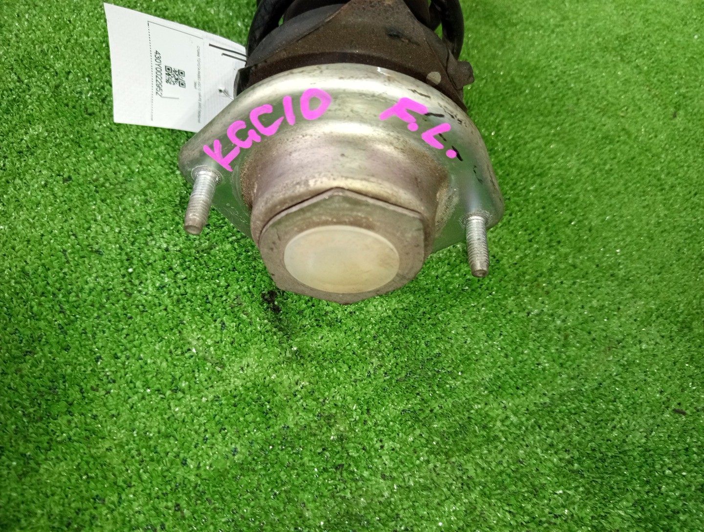 Стойка левая передняя TOYOTA PASSO, BB, BOON, COO KGC15, KGC10, KGC30, NGC30, KGC35, QNC10, QNC20, QNC21, QNC25, M301S, M600S, M601S, M610S, M310S, M300S, M401S, M402S, M411S 1KR-FE, 1NR-FE, K3-VE, 3SZ-VE 2 ракурс