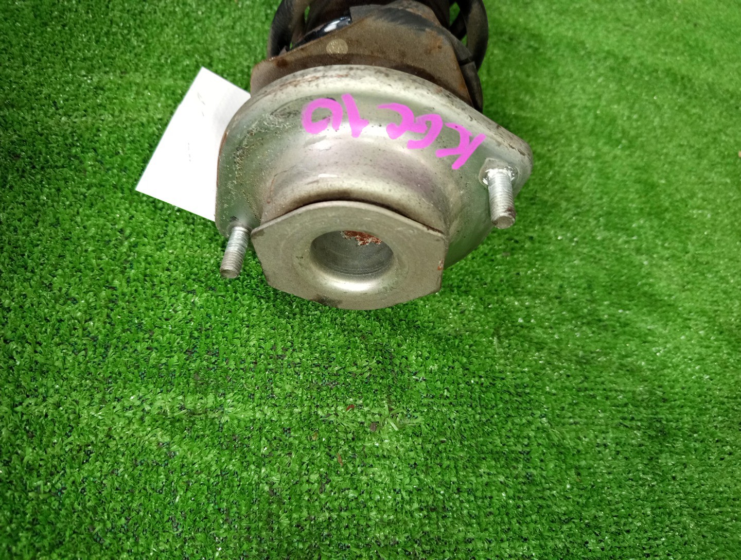 Стойка правая передняя TOYOTA PASSO, BB, BOON, COO KGC15, KGC10, KGC30, NGC30, KGC35, QNC10, QNC20, QNC21, QNC25, M301S, M600S, M601S, M610S, M310S, M300S, M401S, M402S, M411S 1KR-FE, 1NR-FE, K3-VE, 3SZ-VE 2 ракурс
