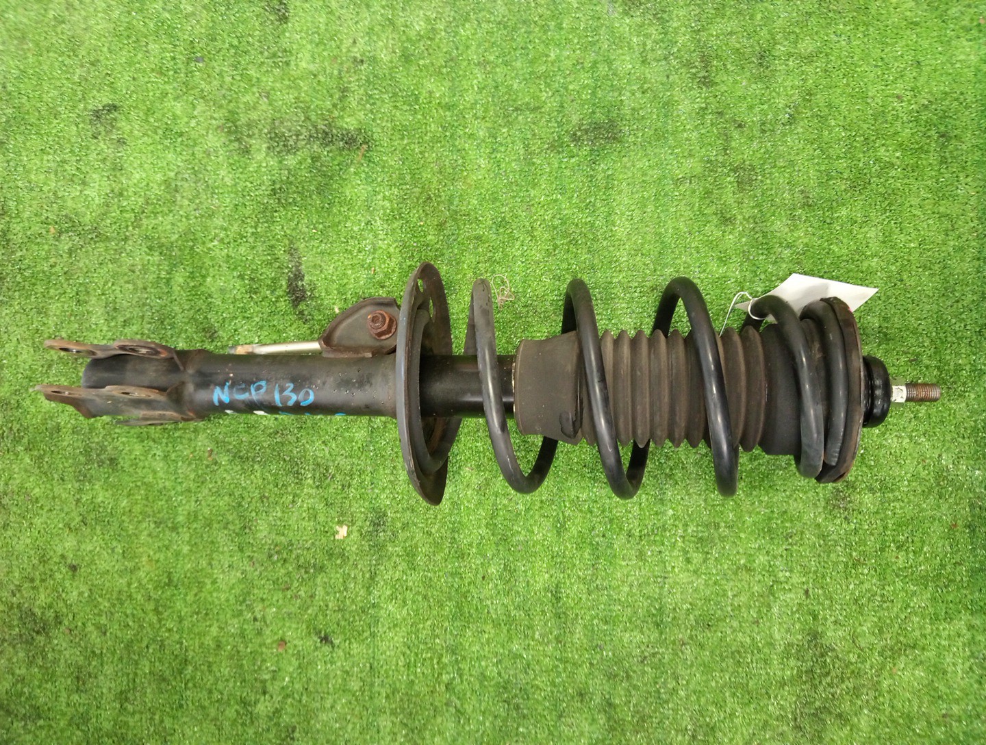 Стойка левая передняя TOYOTA IST, VITZ, PORTE, SPADE, AQUA NCP110, ZSP110, KSP130, NSP130, NSP135, NCP131, NCP141, NSP140, NSP141, NHP10 1NZ-FE, 2ZR-FE, 1KR-FE, 1NR-FE, 2NR-FKE, 1NZ-FXE 1 ракурс