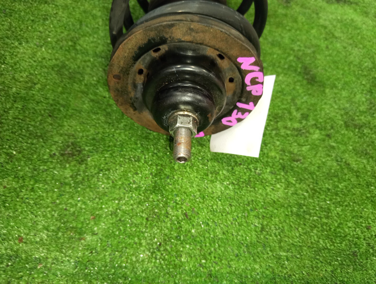 Стойка левая передняя TOYOTA IST, VITZ, PORTE, SPADE, AQUA NCP110, ZSP110, KSP130, NSP130, NSP135, NCP131, NCP141, NSP140, NSP141, NHP10 1NZ-FE, 2ZR-FE, 1KR-FE, 1NR-FE, 2NR-FKE, 1NZ-FXE 2 ракурс