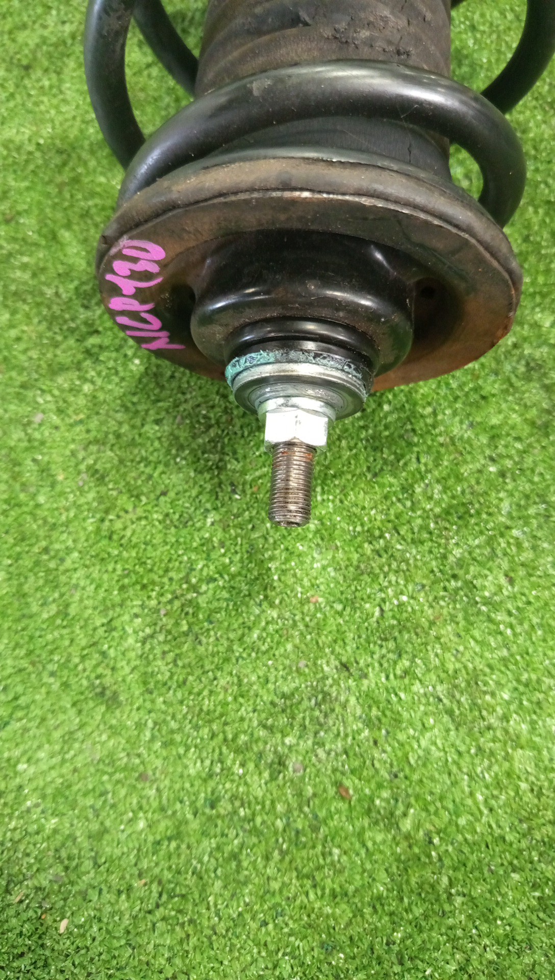 Стойка правая передняя TOYOTA IST, VITZ, PORTE, SPADE, AQUA NCP110, ZSP110, KSP130, NSP130, NSP135, NCP131, NCP141, NSP140, NSP141, NHP10 1NZ-FE, 2ZR-FE, 1KR-FE, 1NR-FE, 2NR-FKE, 1NZ-FXE 2 ракурс