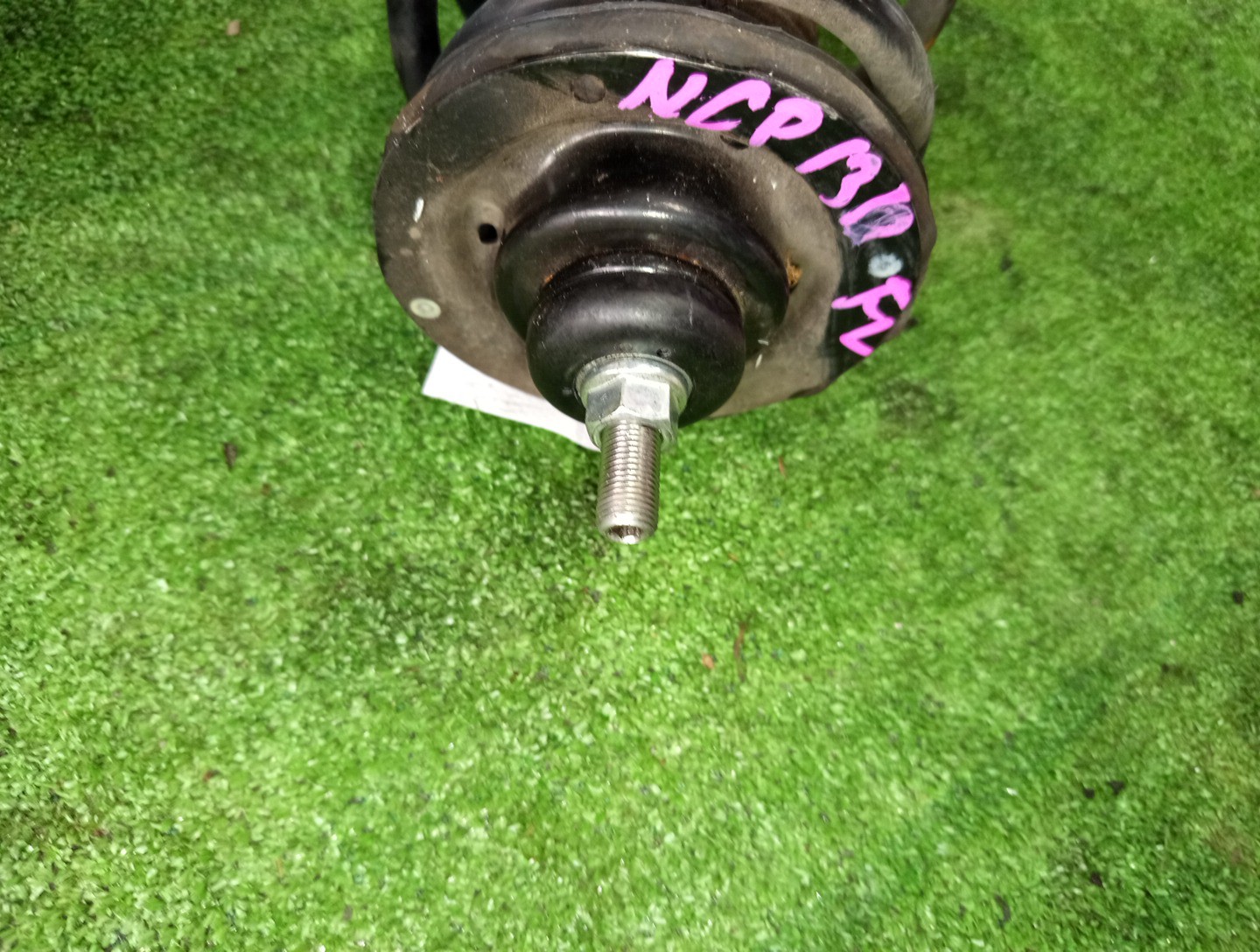 Стойка левая передняя TOYOTA IST, VITZ, PORTE, SPADE, AQUA NCP110, ZSP110, KSP130, NSP130, NSP135, NCP131, NCP141, NSP140, NSP141, NHP10 1NZ-FE, 2ZR-FE, 1KR-FE, 1NR-FE, 2NR-FKE, 1NZ-FXE 2 ракурс