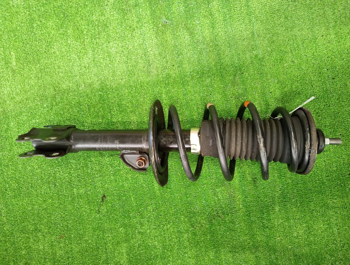 Стойка правая передняя TOYOTA IST, VITZ, PORTE, SPADE, AQUA NCP110, ZSP110, KSP130, NSP130, NSP135, NCP131, NCP141, NSP140, NSP141, NHP10 1NZ-FE, 2ZR-FE, 1KR-FE, 1NR-FE, 2NR-FKE, 1NZ-FXE 1 ракурс