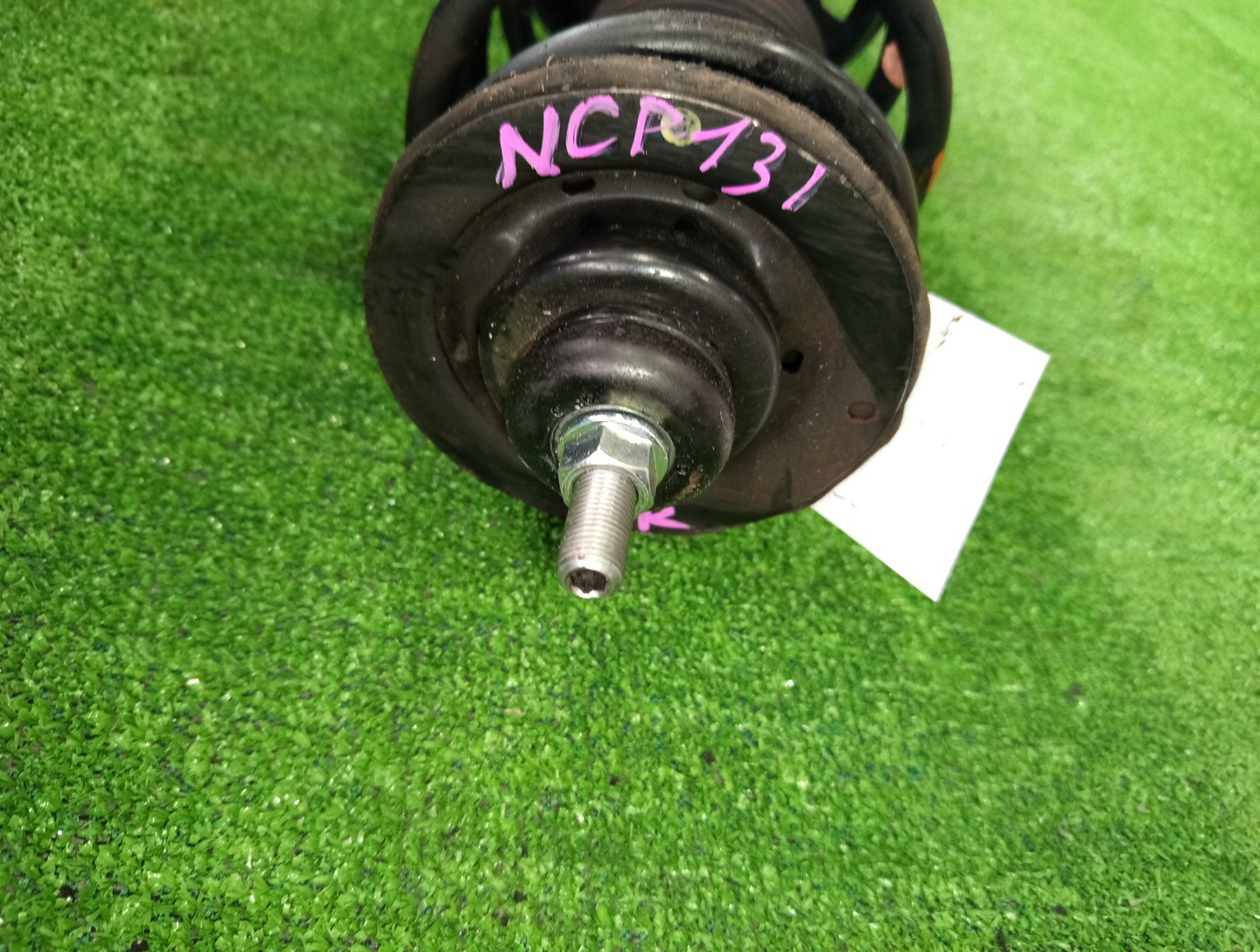Стойка правая передняя TOYOTA IST, VITZ, PORTE, SPADE, AQUA NCP110, ZSP110, KSP130, NSP130, NSP135, NCP131, NCP141, NSP140, NSP141, NHP10 1NZ-FE, 2ZR-FE, 1KR-FE, 1NR-FE, 2NR-FKE, 1NZ-FXE 2 ракурс
