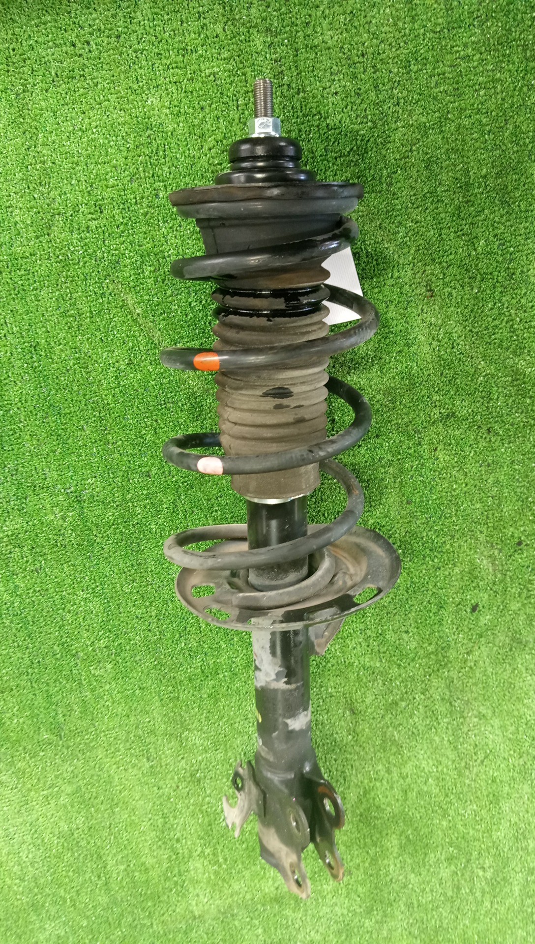 Стойка правая передняя TOYOTA IST, VITZ, PORTE, SPADE, AQUA NCP110, ZSP110, KSP130, NSP130, NSP135, NCP131, NCP141, NSP140, NSP141, NHP10 1NZ-FE, 2ZR-FE, 1KR-FE, 1NR-FE, 2NR-FKE, 1NZ-FXE 1 ракурс