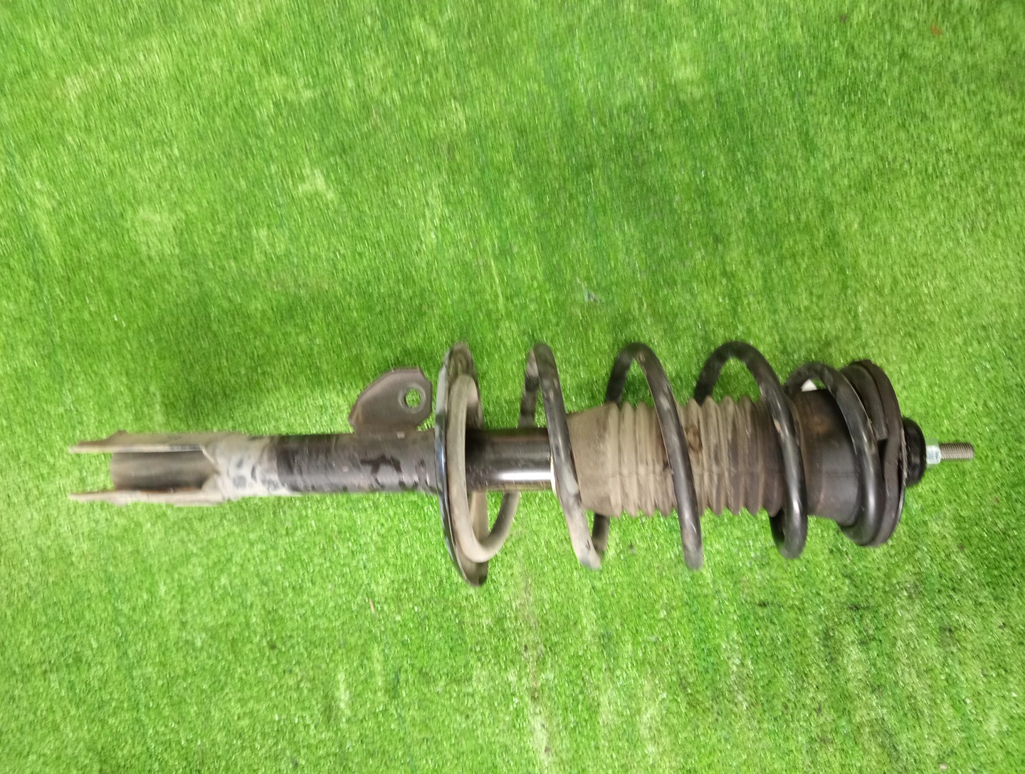 Стойка левая передняя TOYOTA IST, VITZ, PORTE, SPADE, AQUA NCP110, ZSP110, KSP130, NSP130, NSP135, NCP131, NCP141, NSP140, NSP141, NHP10 1NZ-FE, 2ZR-FE, 1KR-FE, 1NR-FE, 2NR-FKE, 1NZ-FXE 1 ракурс