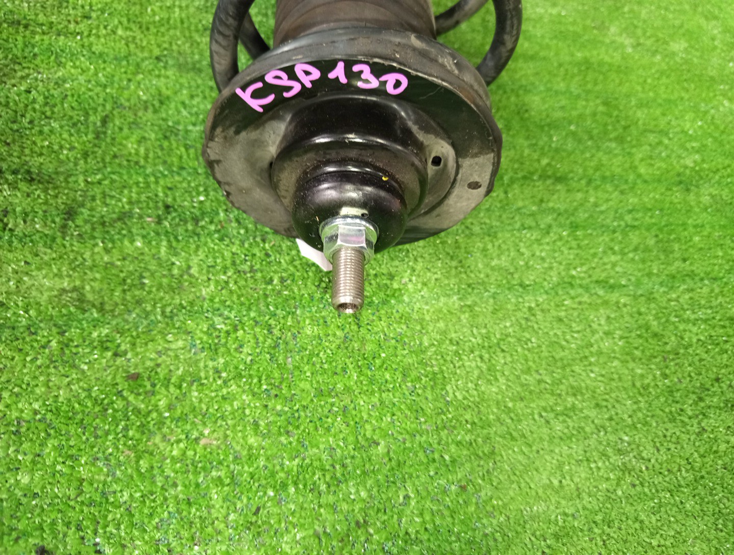 Стойка левая передняя TOYOTA IST, VITZ, PORTE, SPADE, AQUA NCP110, ZSP110, KSP130, NSP130, NSP135, NCP131, NCP141, NSP140, NSP141, NHP10 1NZ-FE, 2ZR-FE, 1KR-FE, 1NR-FE, 2NR-FKE, 1NZ-FXE 2 ракурс