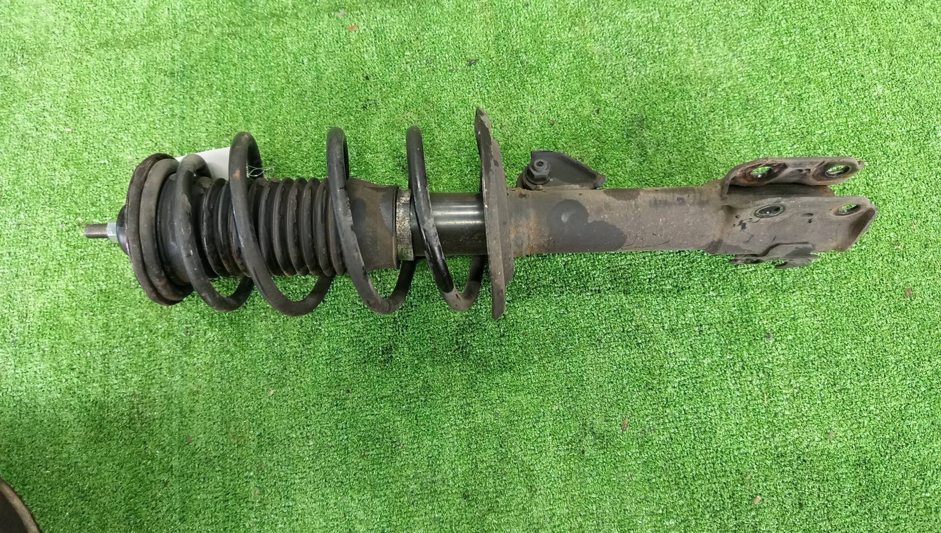 Стойка правая передняя TOYOTA IST, VITZ, PORTE, SPADE, AQUA NCP110, ZSP110, KSP130, NSP130, NSP135, NCP131, NCP141, NSP140, NSP141, NHP10 1NZ-FE, 2ZR-FE, 1KR-FE, 1NR-FE, 2NR-FKE, 1NZ-FXE 1 ракурс