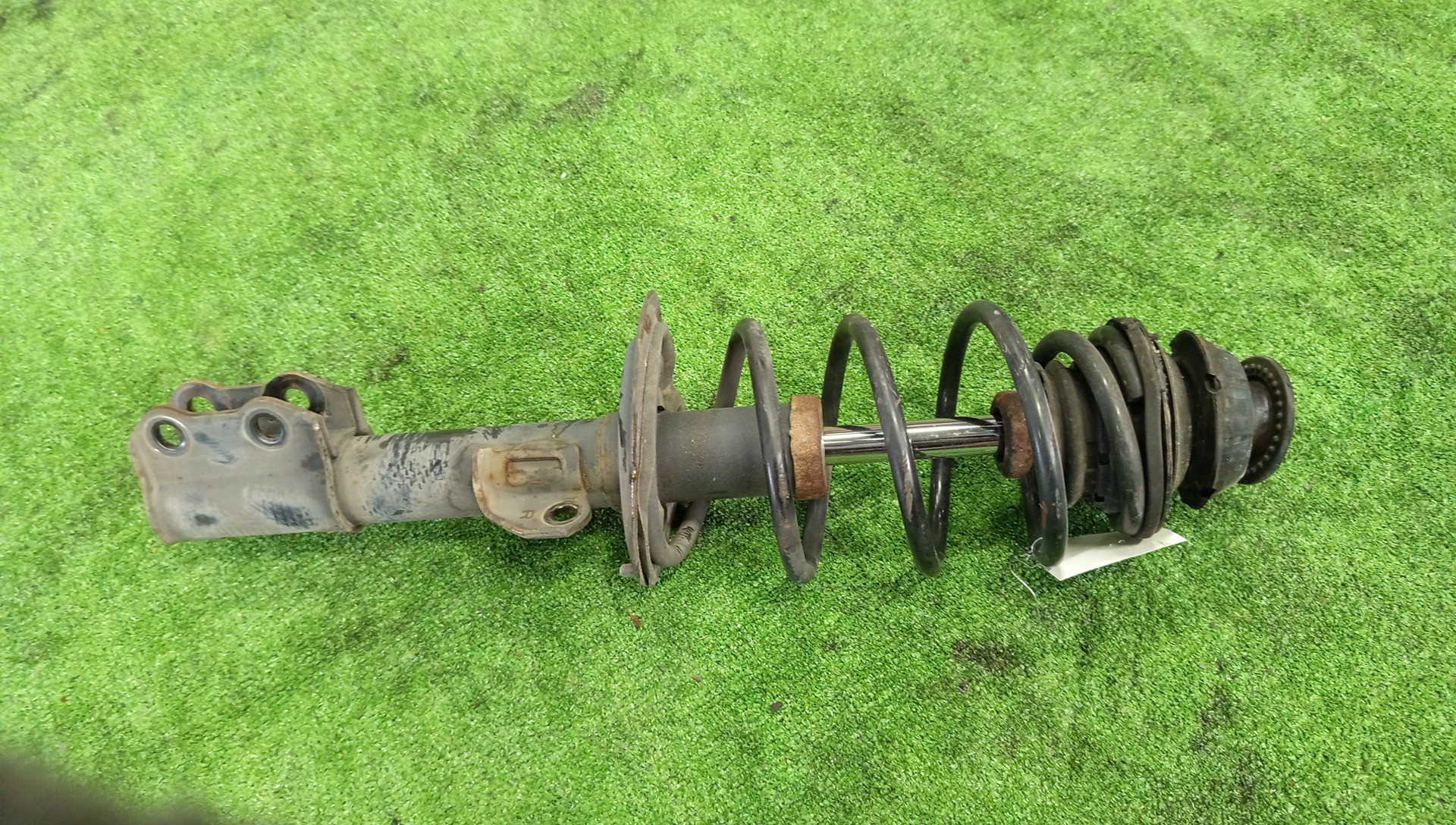 Стойка правая передняя TOYOTA RACTIS NCP120 1NZ-FE 1 ракурс