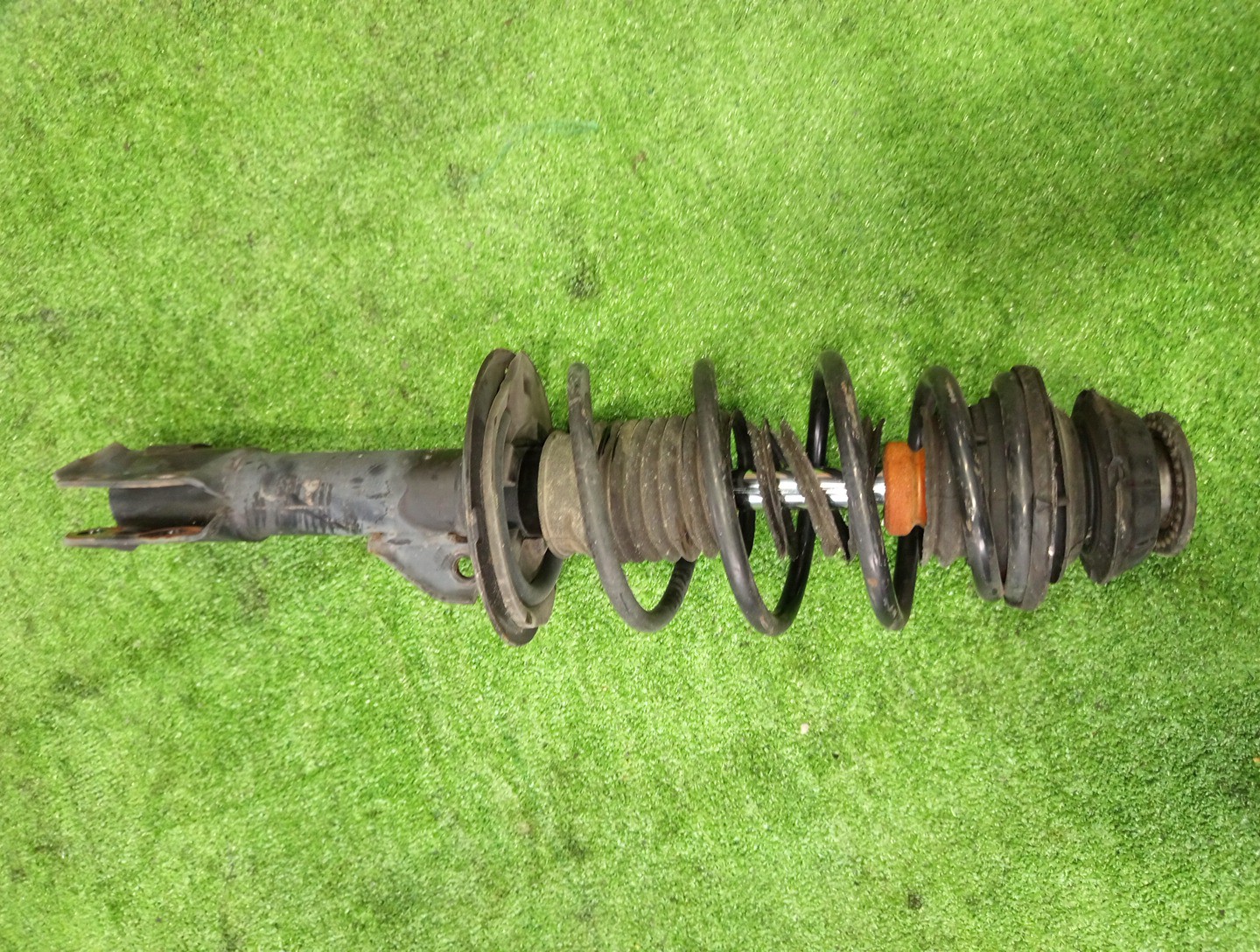 Стойка правая передняя TOYOTA IST, VITZ, PORTE, SPADE, AQUA NCP110, ZSP110, KSP130, NSP130, NSP135, NCP131, NCP141, NSP140, NSP141, NHP10 1NZ-FE, 2ZR-FE, 1KR-FE, 1NR-FE, 2NR-FKE, 1NZ-FXE 1 ракурс