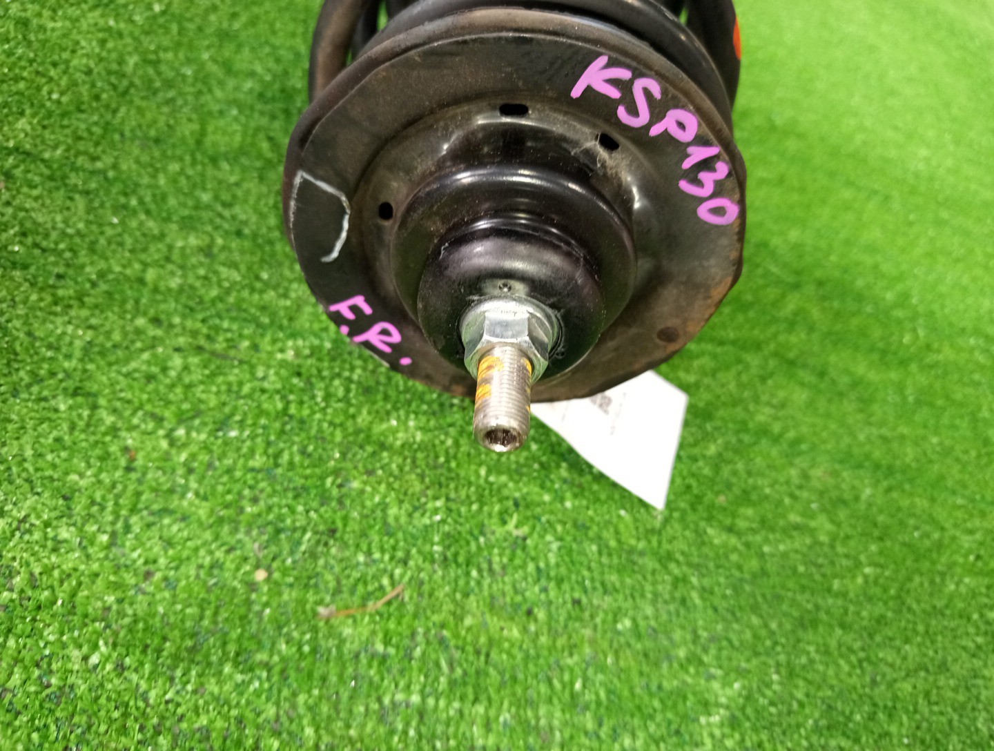Стойка правая передняя TOYOTA IST, VITZ, PORTE, SPADE, AQUA NCP110, ZSP110, KSP130, NSP130, NSP135, NCP131, NCP141, NSP140, NSP141, NHP10 1NZ-FE, 2ZR-FE, 1KR-FE, 1NR-FE, 2NR-FKE, 1NZ-FXE 2 ракурс