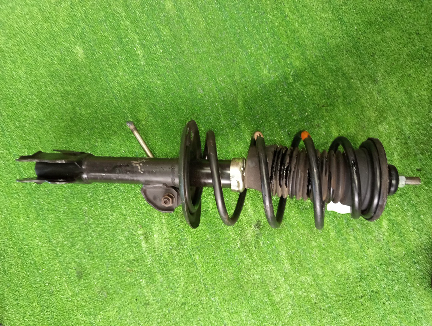 Стойка правая передняя TOYOTA IST, VITZ, PORTE, SPADE, AQUA NCP110, ZSP110, KSP130, NSP130, NSP135, NCP131, NCP141, NSP140, NSP141, NHP10 1NZ-FE, 2ZR-FE, 1KR-FE, 1NR-FE, 2NR-FKE, 1NZ-FXE 1 ракурс