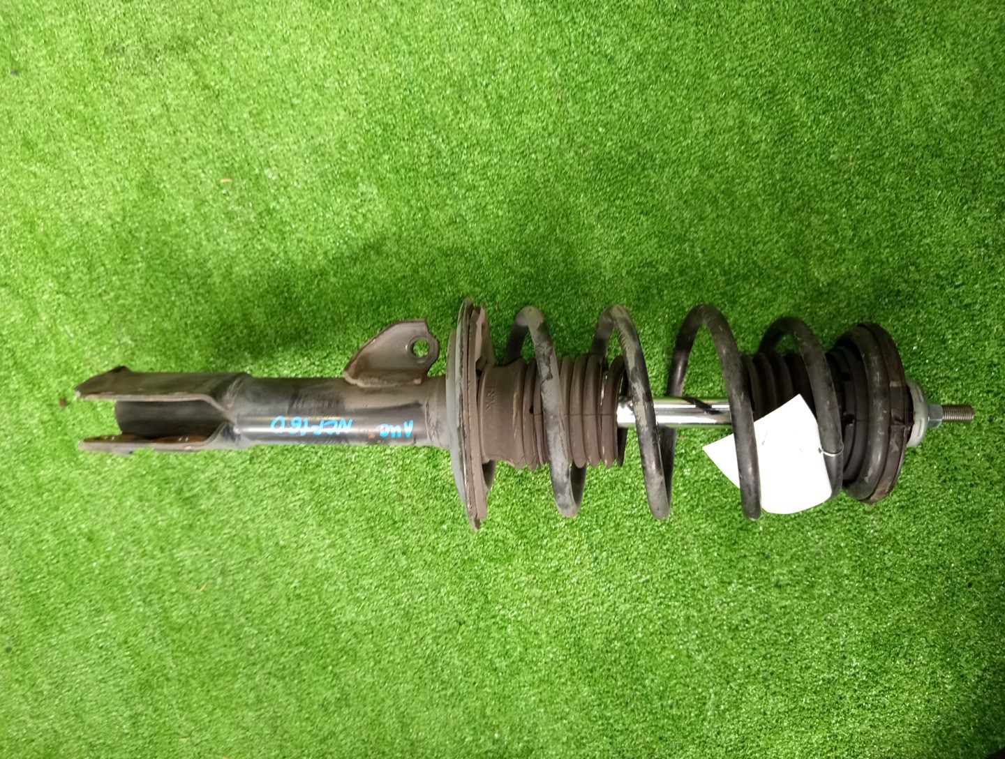 Стойка левая передняя TOYOTA PROBOX, COROLLA FIELDER, SUCCEED, COROLLA  AXIO NSP160V, NCP160V, NCP165V, ZRE162G, NZE164G, NZE161G, NKE165G, NRE161G, NZE161, NZE164, NRE161, NKE165, NRE160 1NR-FE, 1NZ-FE, 2ZR-FAE, 1NZ-FXE, 2NR-FKE 1 ракурс