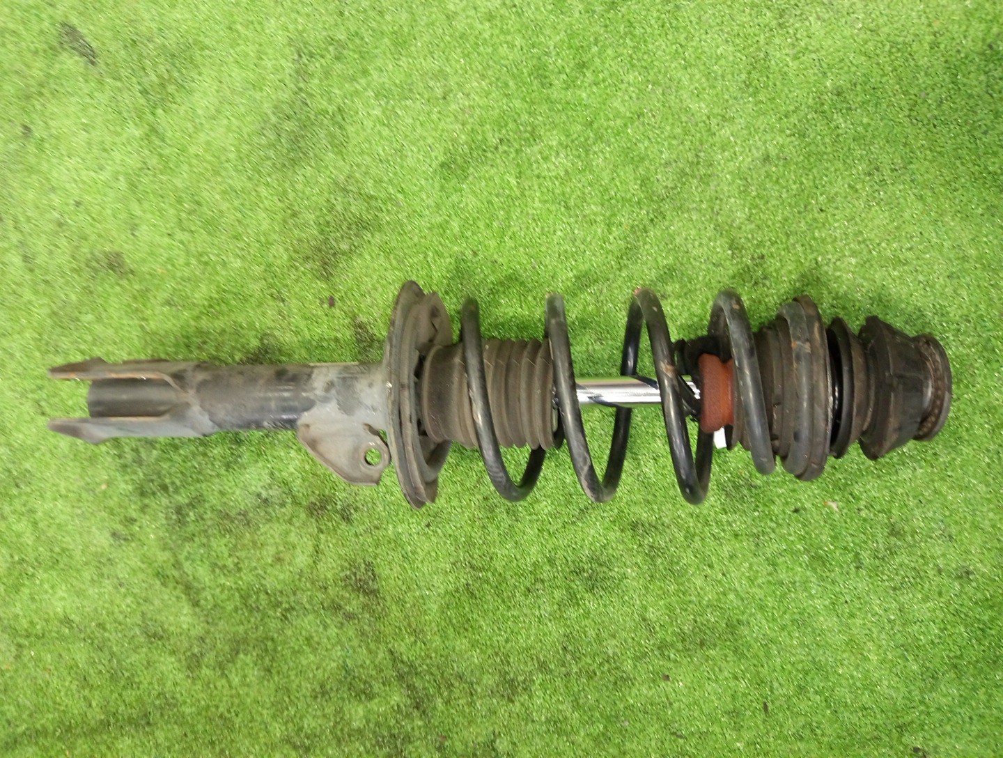 Стойка правая передняя TOYOTA IST, VITZ, PORTE, SPADE, AQUA NCP110, ZSP110, KSP130, NSP130, NSP135, NCP131, NCP141, NSP140, NSP141, NHP10 1NZ-FE, 2ZR-FE, 1KR-FE, 1NR-FE, 2NR-FKE, 1NZ-FXE 1 ракурс
