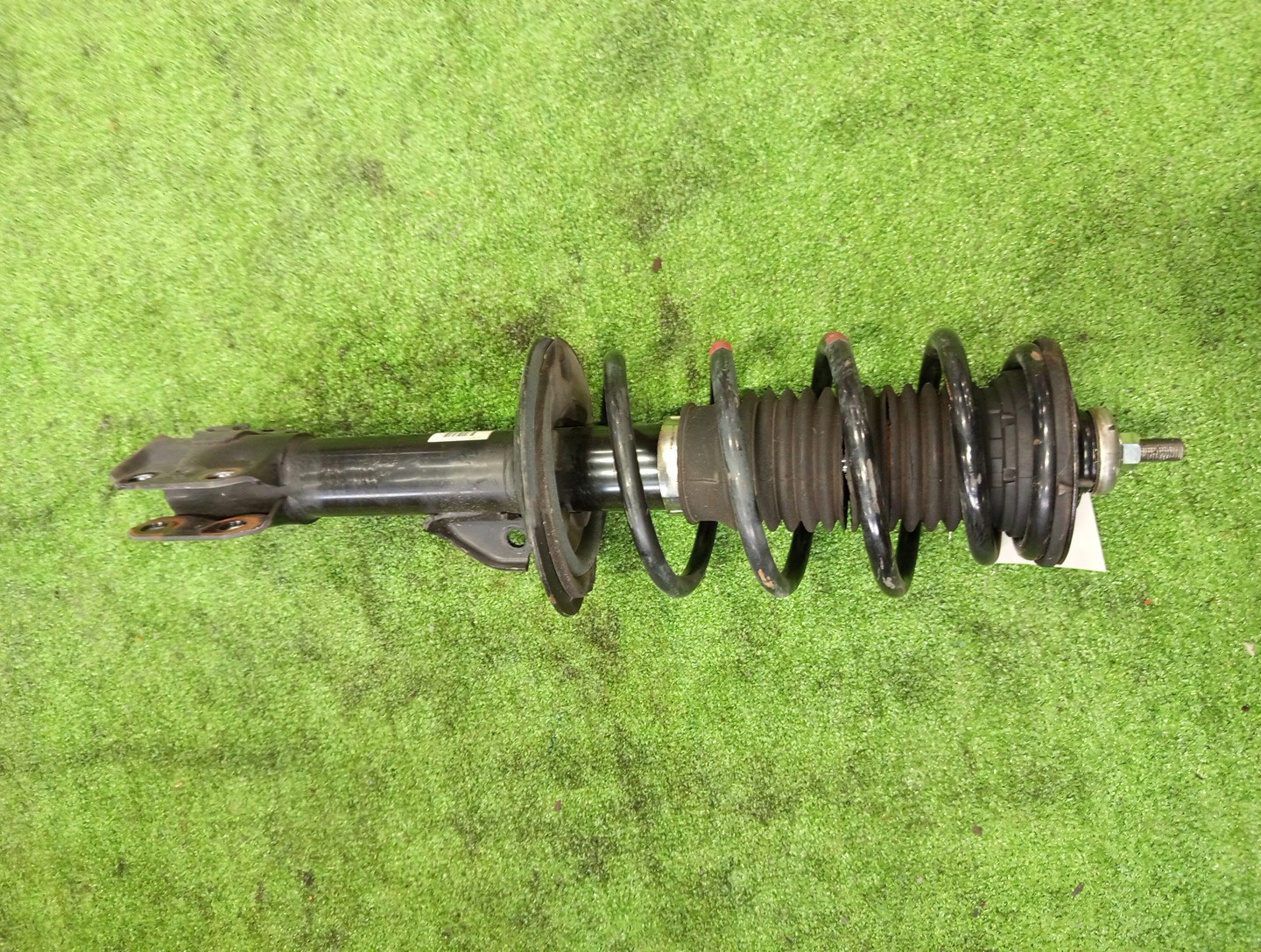 Стойка правая передняя TOYOTA IST, VITZ, PORTE, SPADE, AQUA NCP110, ZSP110, KSP130, NSP130, NSP135, NCP131, NCP141, NSP140, NSP141, NHP10 1NZ-FE, 2ZR-FE, 1KR-FE, 1NR-FE, 2NR-FKE, 1NZ-FXE 1 ракурс