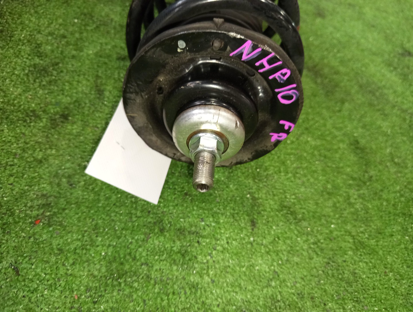 Стойка правая передняя TOYOTA IST, VITZ, PORTE, SPADE, AQUA NCP110, ZSP110, KSP130, NSP130, NSP135, NCP131, NCP141, NSP140, NSP141, NHP10 1NZ-FE, 2ZR-FE, 1KR-FE, 1NR-FE, 2NR-FKE, 1NZ-FXE 2 ракурс
