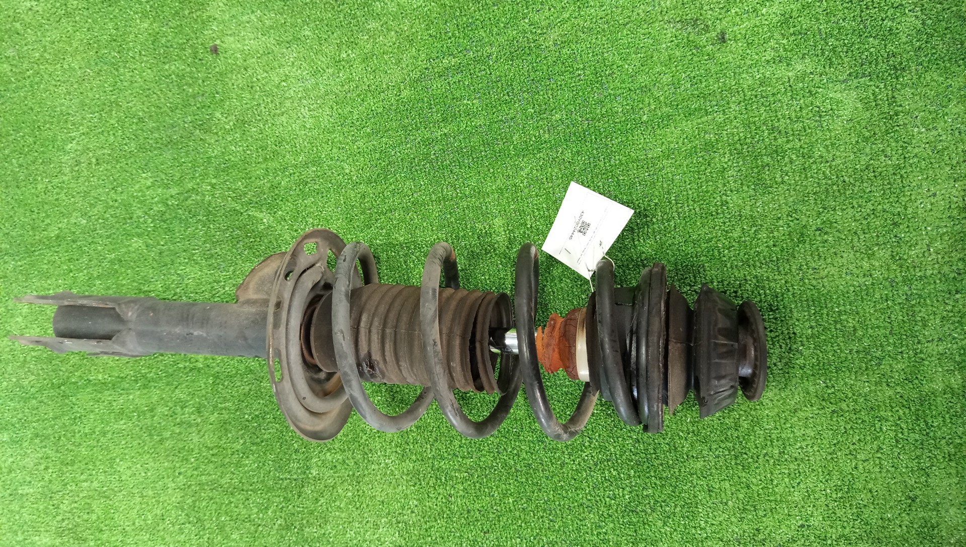 Стойка левая передняя TOYOTA IST, VITZ, PORTE, SPADE, AQUA NCP110, ZSP110, KSP130, NSP130, NSP135, NCP131, NCP141, NSP140, NSP141, NHP10 1NZ-FE, 2ZR-FE, 1KR-FE, 1NR-FE, 2NR-FKE, 1NZ-FXE 1 ракурс