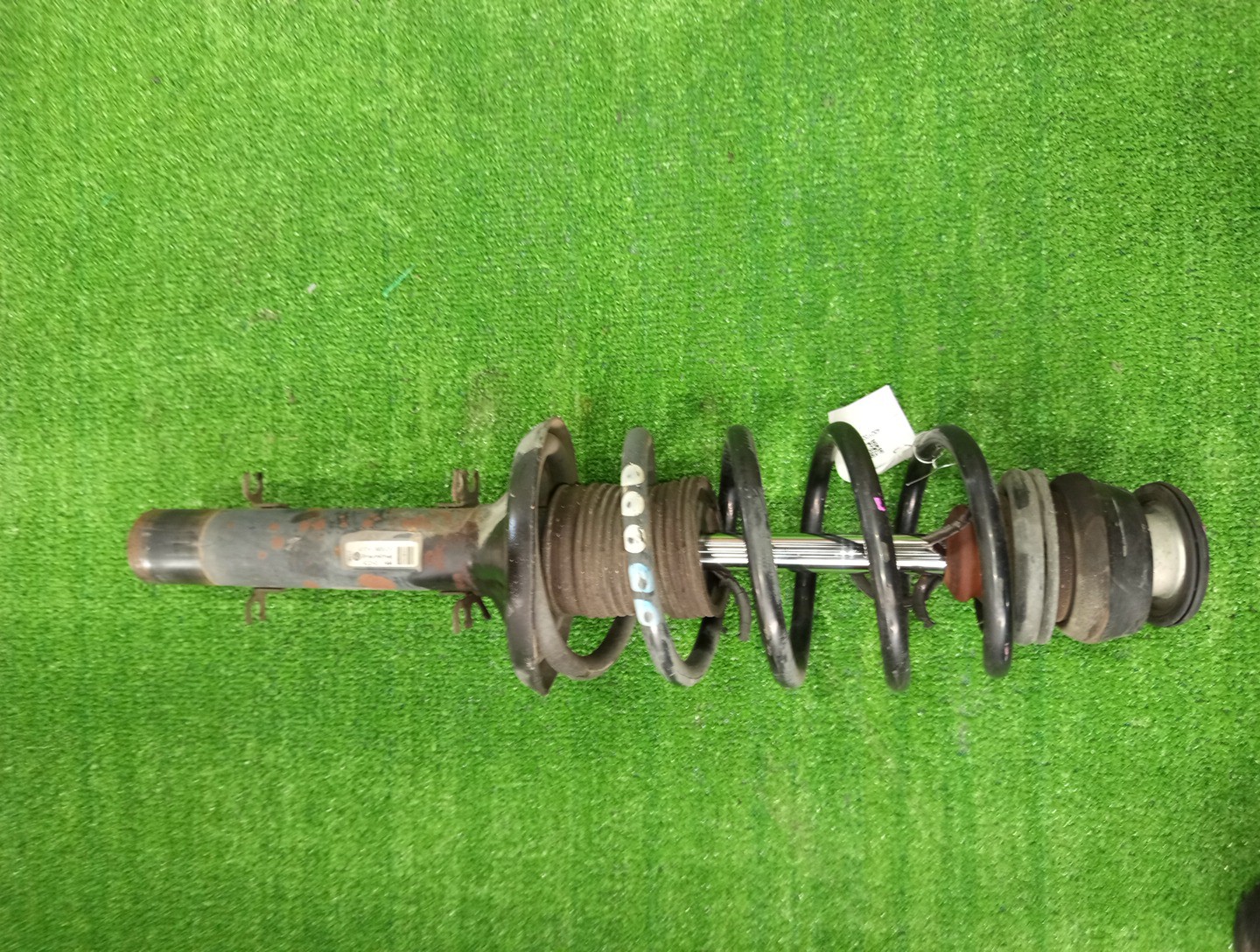 Стойка правая передняя VOLKSWAGEN BORA 1J2 AUM 1 ракурс