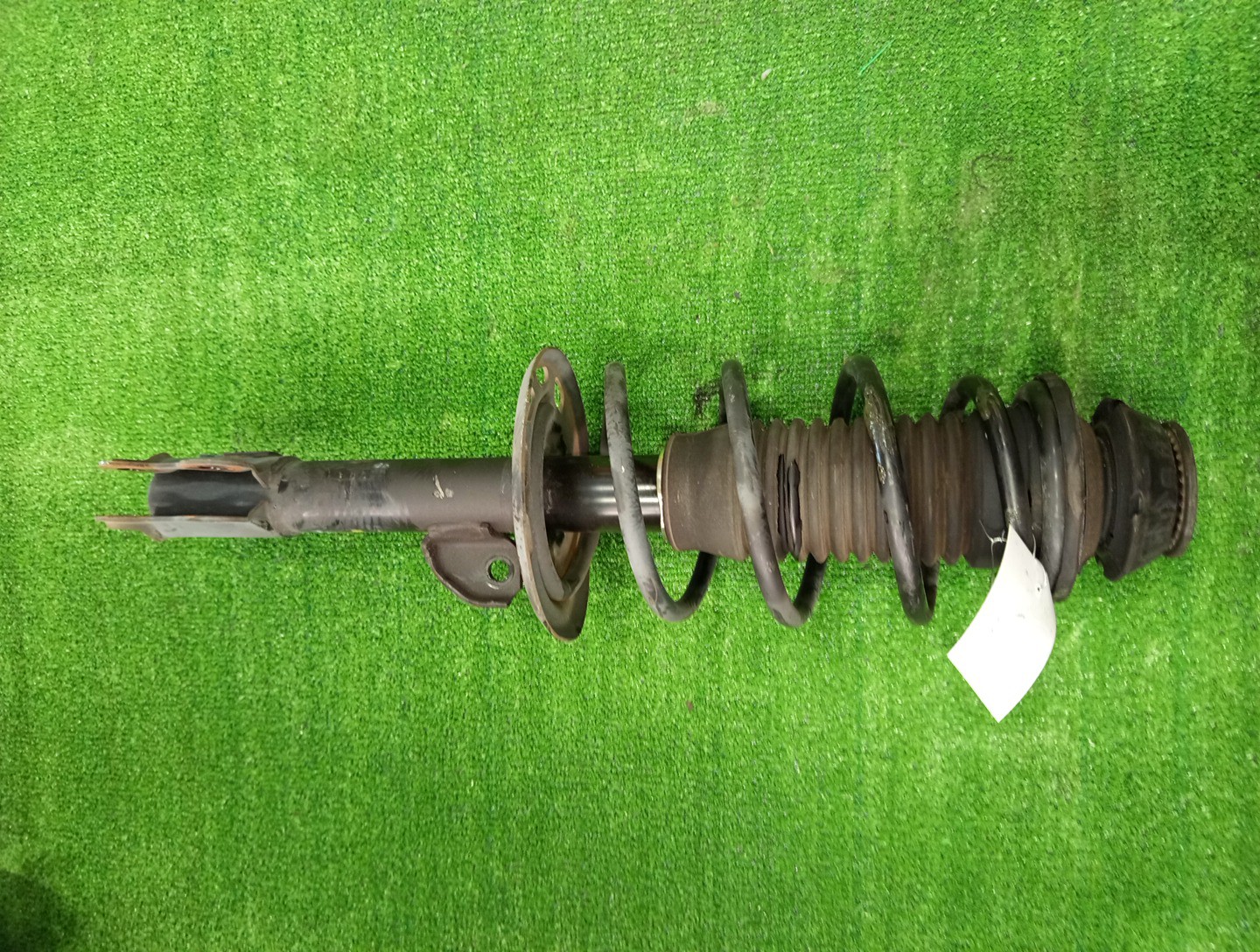 Стойка правая передняя TOYOTA IST, VITZ, PORTE, SPADE, AQUA NCP110, ZSP110, KSP130, NSP130, NSP135, NCP131, NCP141, NSP140, NSP141, NHP10 1NZ-FE, 2ZR-FE, 1KR-FE, 1NR-FE, 2NR-FKE, 1NZ-FXE 1 ракурс