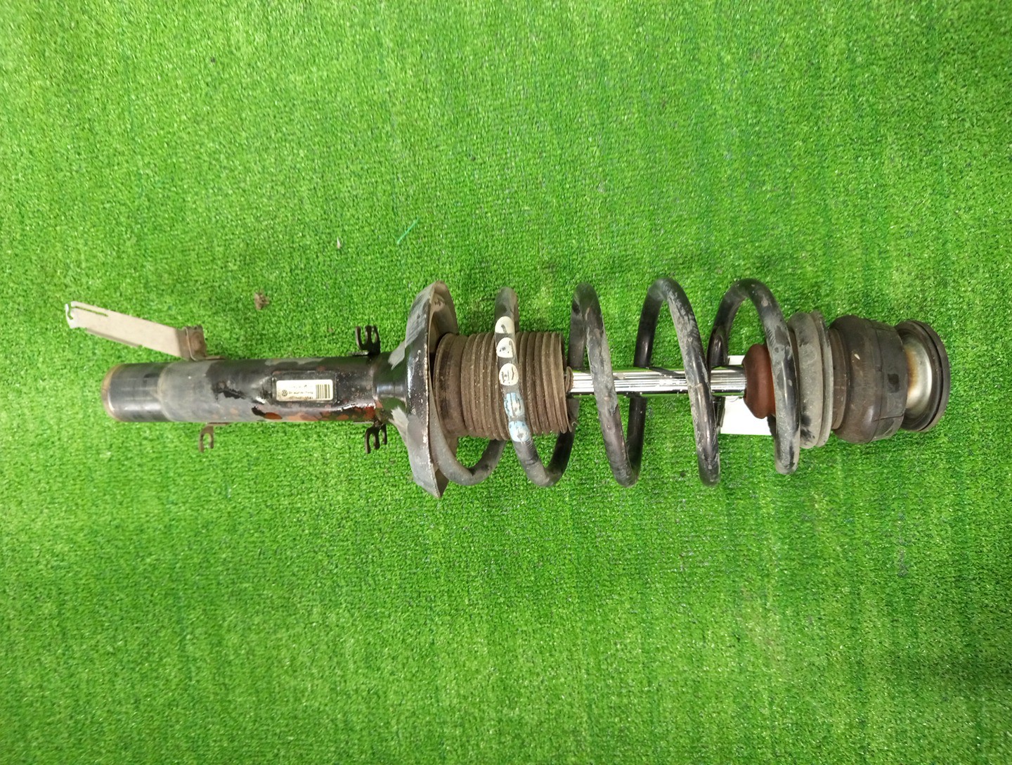 Стойка левая передняя VOLKSWAGEN BORA 1J2 AUM 1 ракурс