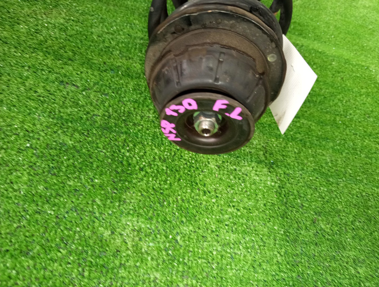 Стойка левая передняя TOYOTA IST, VITZ, PORTE, SPADE, AQUA NCP110, ZSP110, KSP130, NSP130, NSP135, NCP131, NCP141, NSP140, NSP141, NHP10 1NZ-FE, 2ZR-FE, 1KR-FE, 1NR-FE, 2NR-FKE, 1NZ-FXE 2 ракурс
