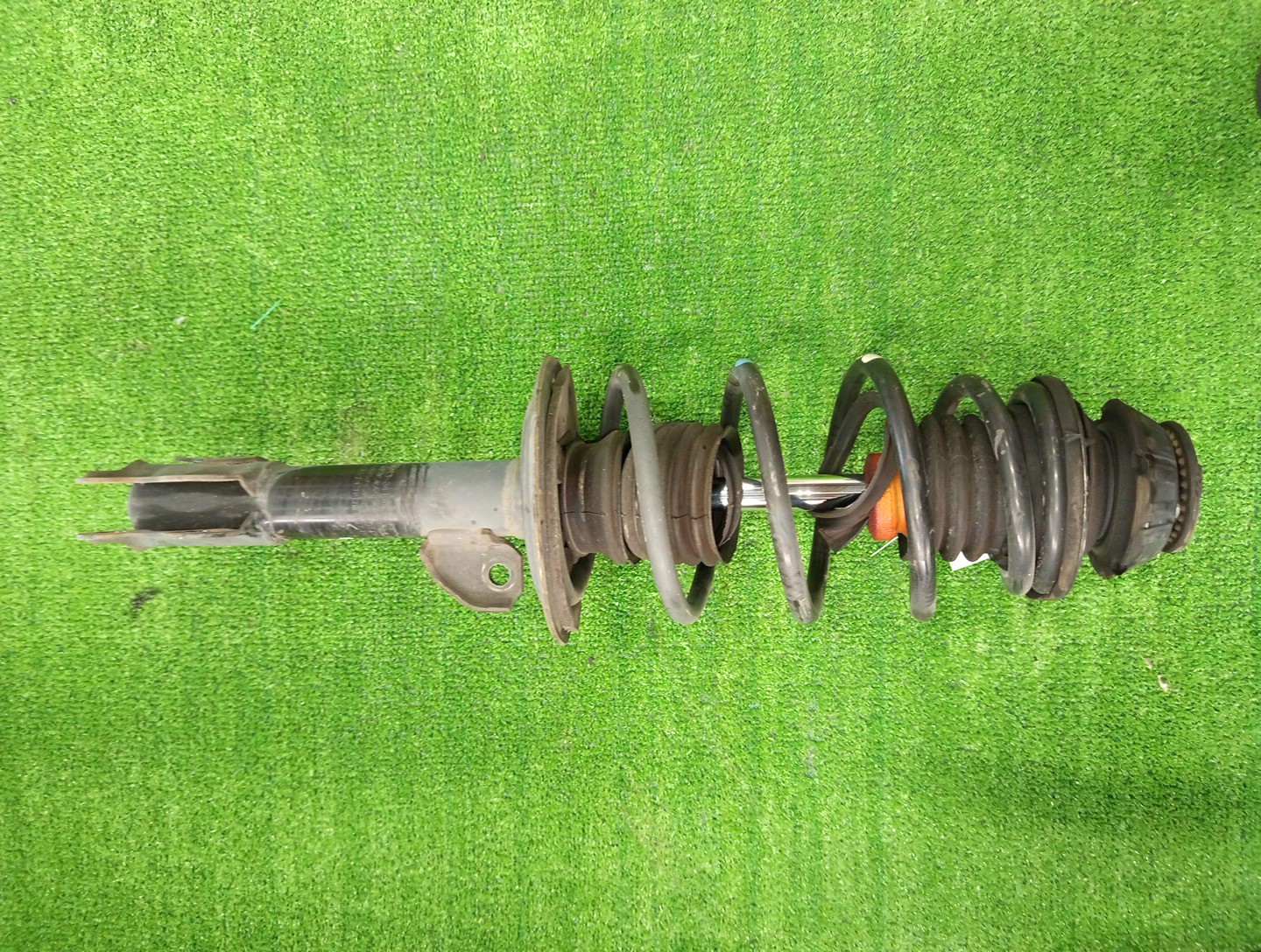 Стойка правая передняя TOYOTA IST, VITZ, PORTE, SPADE, AQUA NCP110, ZSP110, KSP130, NSP130, NSP135, NCP131, NCP141, NSP140, NSP141, NHP10 1NZ-FE, 2ZR-FE, 1KR-FE, 1NR-FE, 2NR-FKE, 1NZ-FXE 1 ракурс