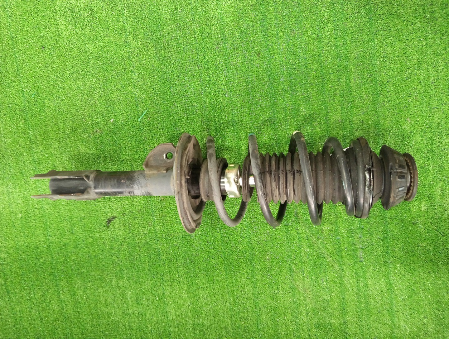 Стойка левая передняя TOYOTA IST, VITZ, PORTE, SPADE, AQUA NCP110, ZSP110, KSP130, NSP130, NSP135, NCP131, NCP141, NSP140, NSP141, NHP10 1NZ-FE, 2ZR-FE, 1KR-FE, 1NR-FE, 2NR-FKE, 1NZ-FXE 1 ракурс