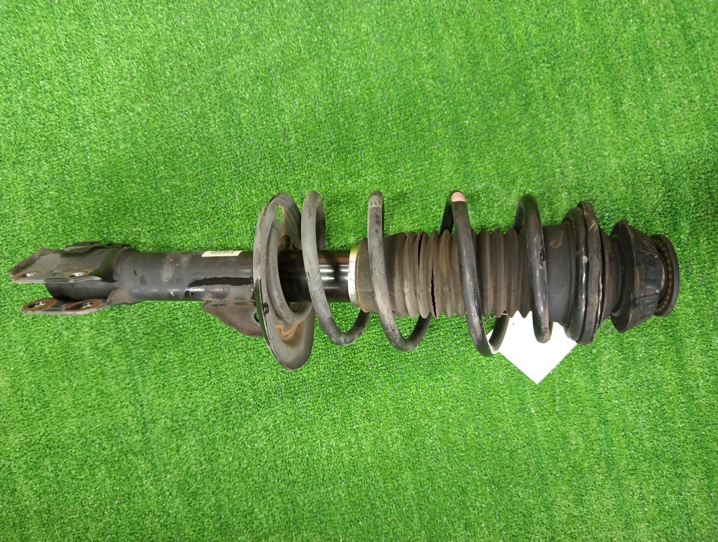 Стойка правая передняя TOYOTA IST, VITZ, PORTE, SPADE, AQUA NCP110, ZSP110, KSP130, NSP130, NSP135, NCP131, NCP141, NSP140, NSP141, NHP10 1NZ-FE, 2ZR-FE, 1KR-FE, 1NR-FE, 2NR-FKE, 1NZ-FXE 1 ракурс
