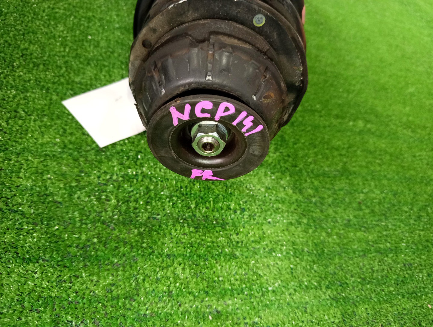 Стойка правая передняя TOYOTA IST, VITZ, PORTE, SPADE, AQUA NCP110, ZSP110, KSP130, NSP130, NSP135, NCP131, NCP141, NSP140, NSP141, NHP10 1NZ-FE, 2ZR-FE, 1KR-FE, 1NR-FE, 2NR-FKE, 1NZ-FXE 2 ракурс