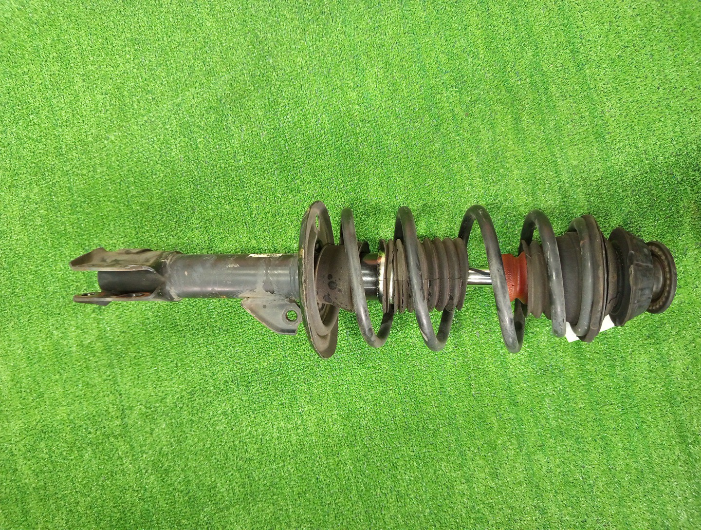 Стойка правая передняя TOYOTA IST, VITZ, PORTE, SPADE, AQUA NCP110, ZSP110, KSP130, NSP130, NSP135, NCP131, NCP141, NSP140, NSP141, NHP10 1NZ-FE, 2ZR-FE, 1KR-FE, 1NR-FE, 2NR-FKE, 1NZ-FXE 1 ракурс