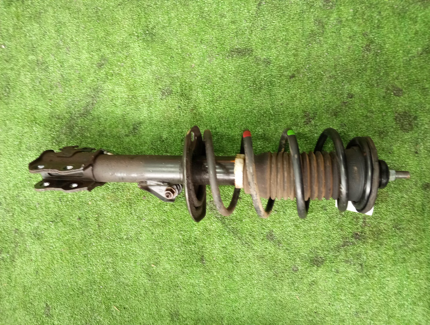 Стойка правая передняя TOYOTA RACTIS NCP125 1NZ-FE 1 ракурс
